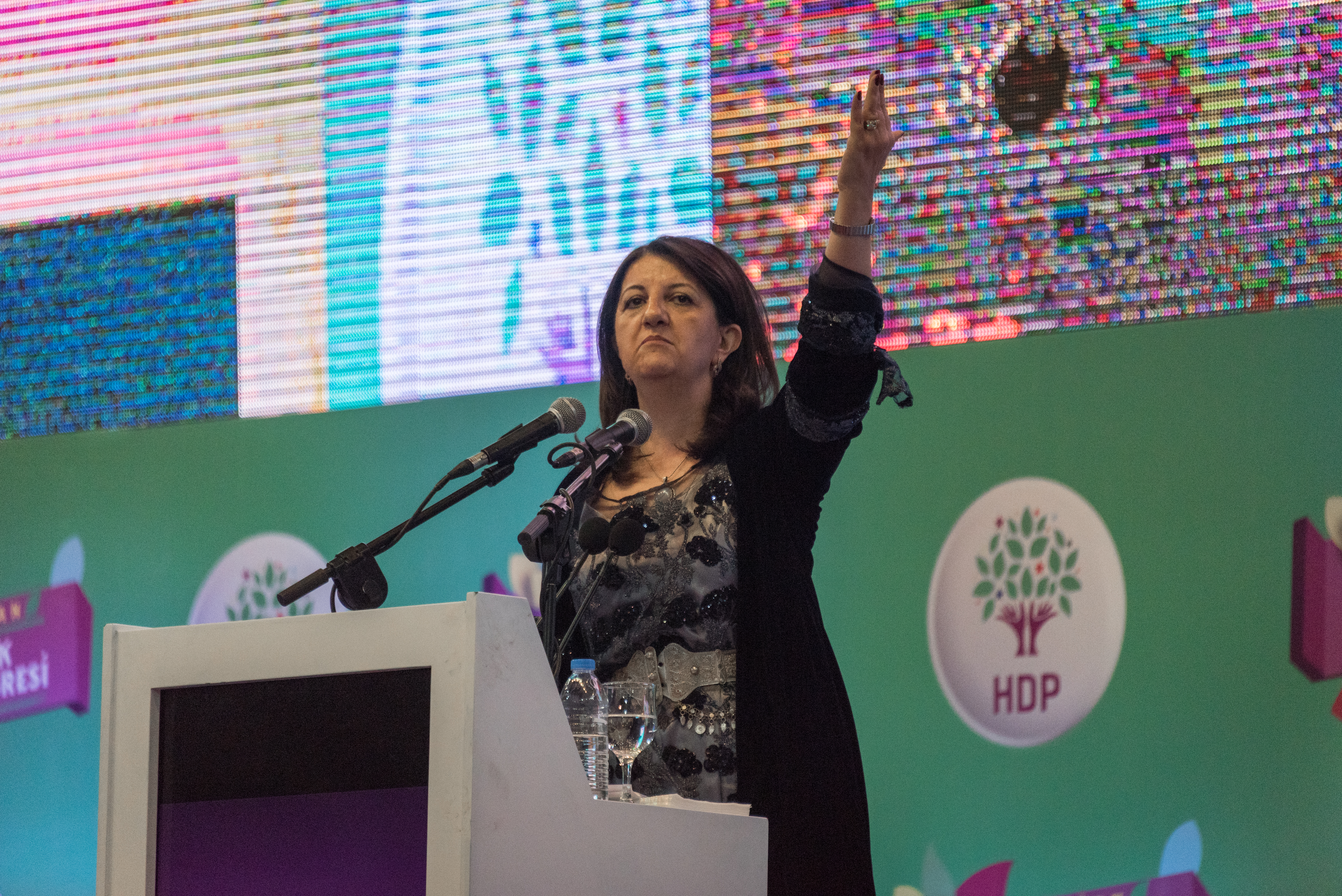 Megválasztása után egyből meggyanúsították a kurdbarát törökországi párt vezérét