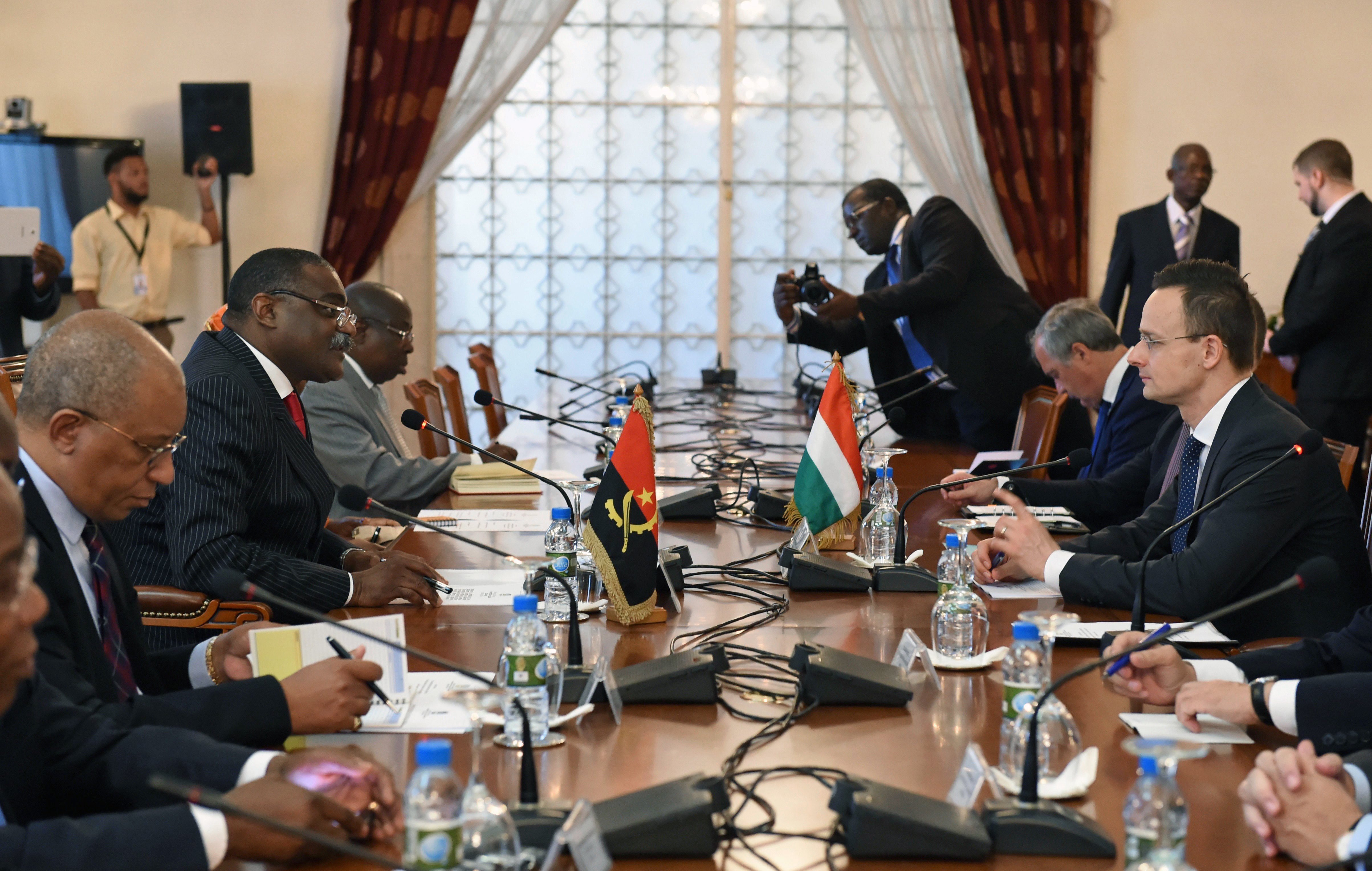 Szijjártó Péter külgazdasági és külügyminiszter (j) és Domingos Custódio Vieira Lopes külügyi államtitkár (b2) találkozója Luandában 2018. február 14-én.