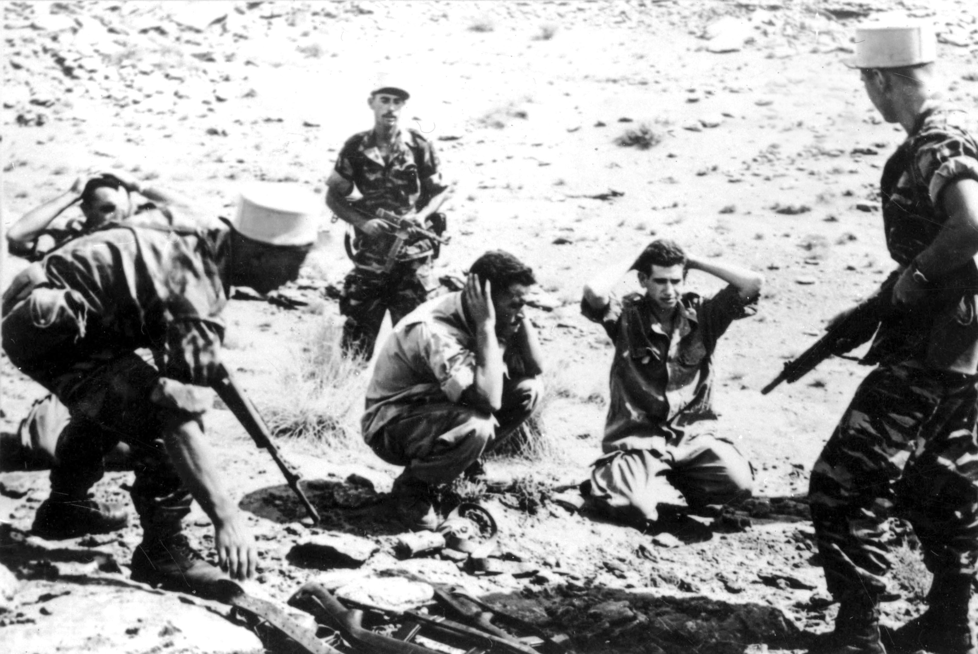 Az algériai National Liberation Front tagjainak foglyul ejtése valamikor 1954 és 1962 között