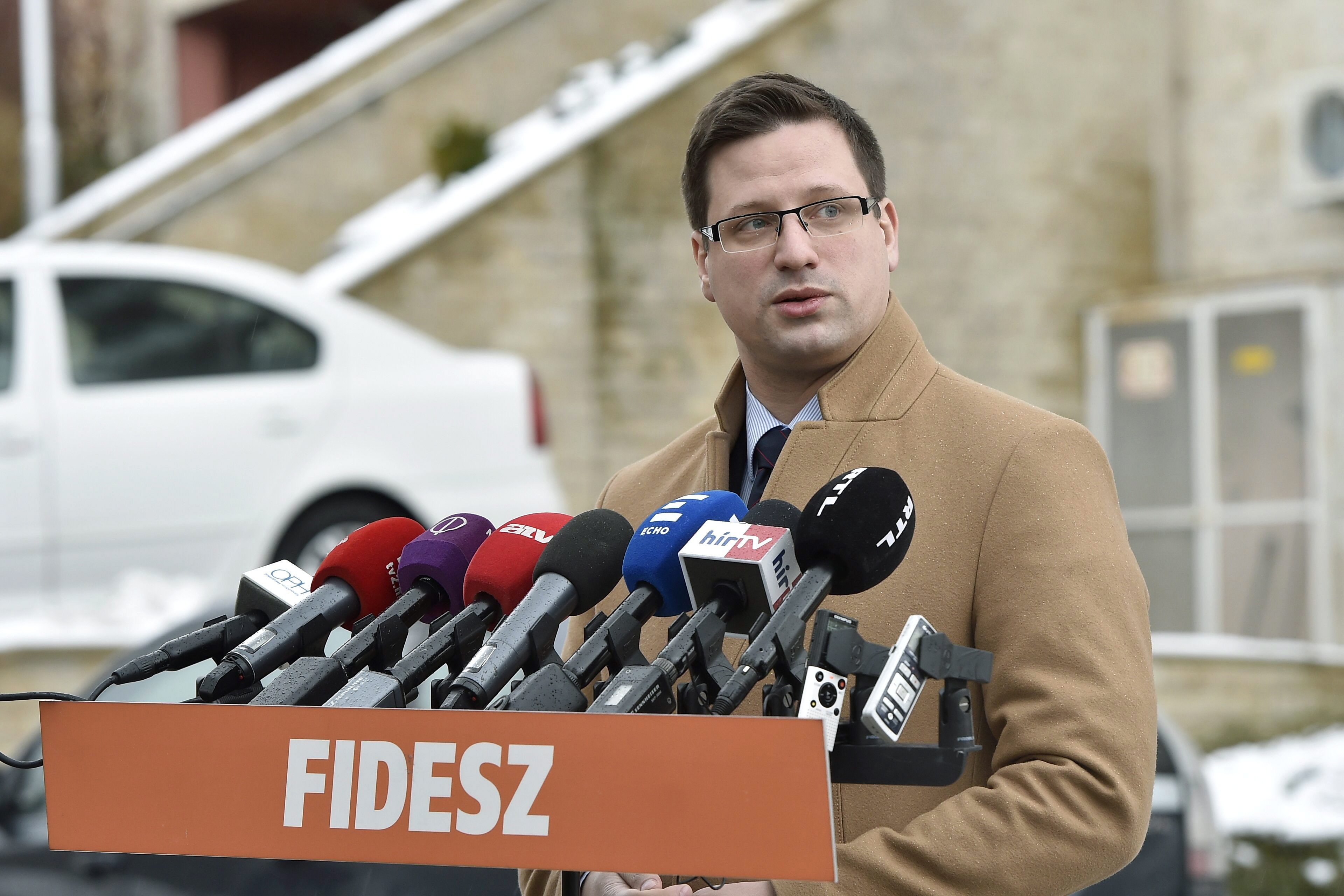 Gulyás Gergely, a Fidesz parlamenti frakcióvezetője sajtótájékoztatót tart a Fidesz-KDNP közös, kétnapos frakcióülésének helyszíne, a Thermal Hotel Visegrád előtt 2018. február 14-én.