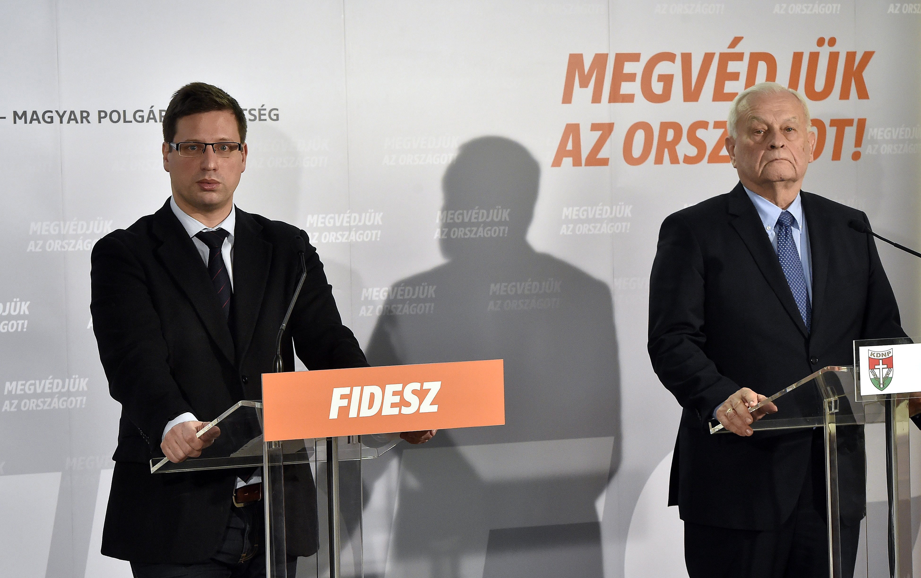 Gulyás Gergely, a Fidesz (b) és Harrach Péter, a KDNP parlamenti frakcióvezetője sajtótájékoztatót tart a Fidesz-KDNP közös, kétnapos frakcióülésének második napján a visegrádi Silvanus Hotelben 2018. február 15-én.