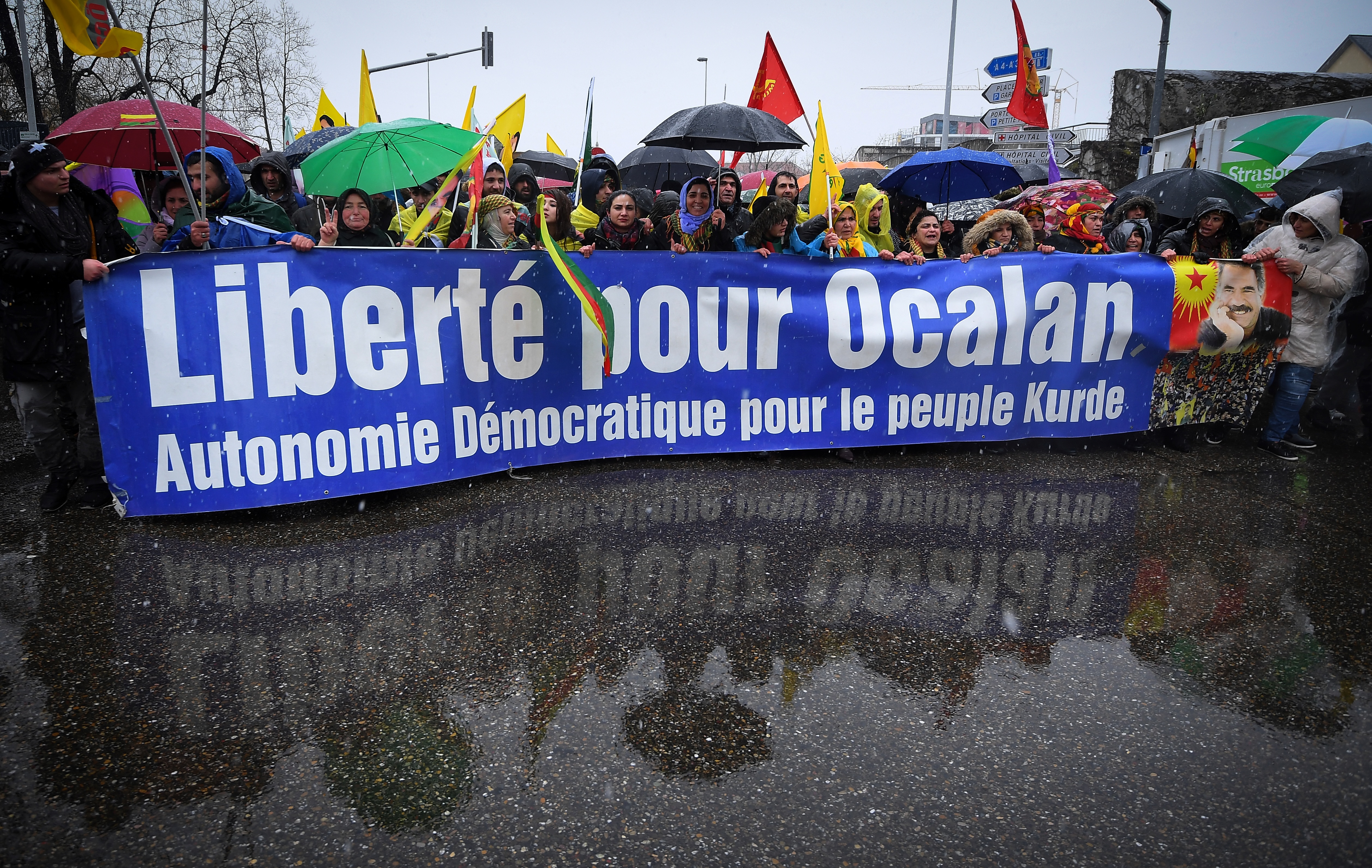 Több mint 10 ezer kurd tüntetett Strasbourgban, hogy engedjék el az 1999-ben bebörtönzött Abdullah Öcalant
