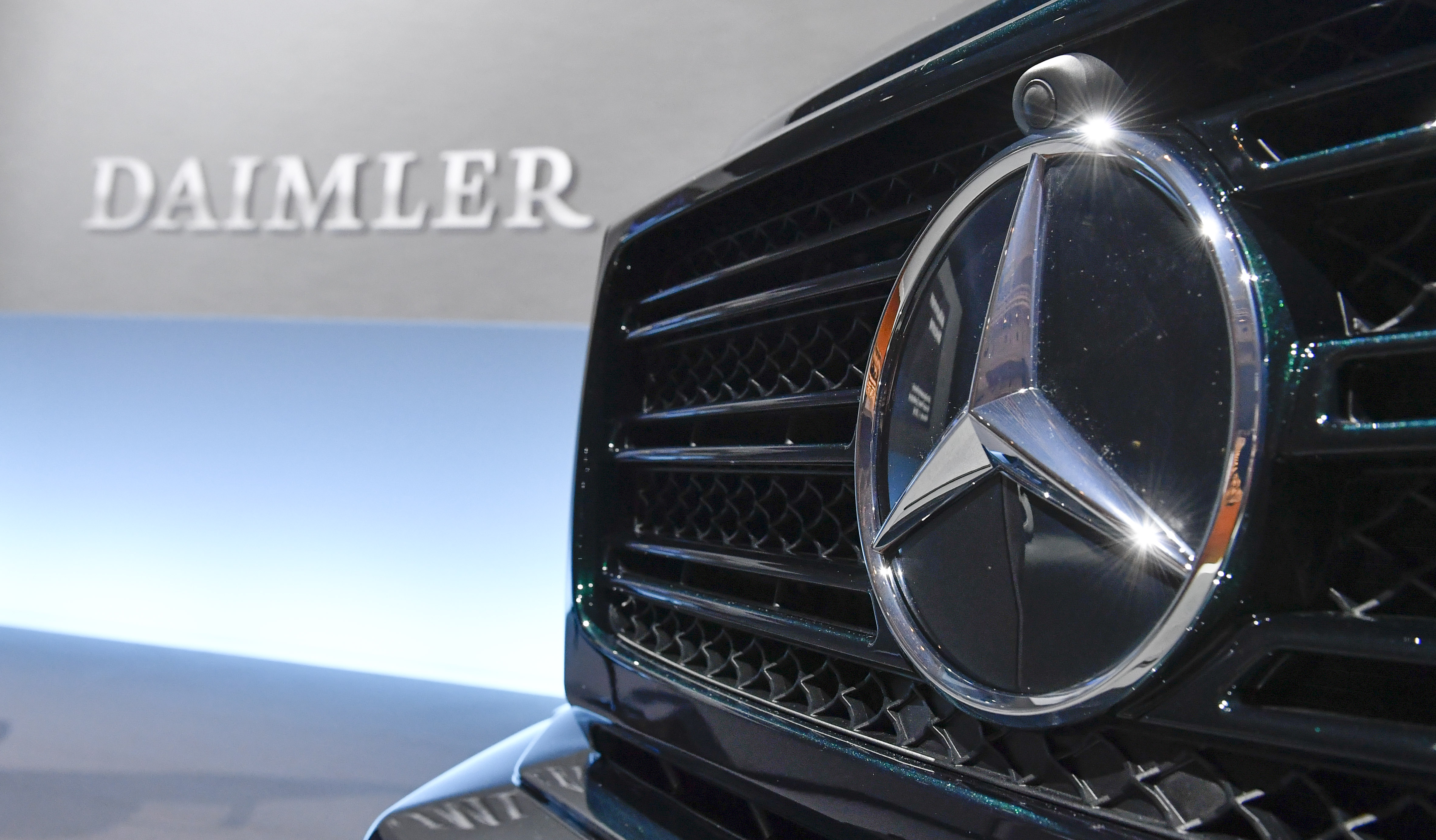 Csaló szoftverrel manipulálhatta a kibocsátási adatokat a Daimler is