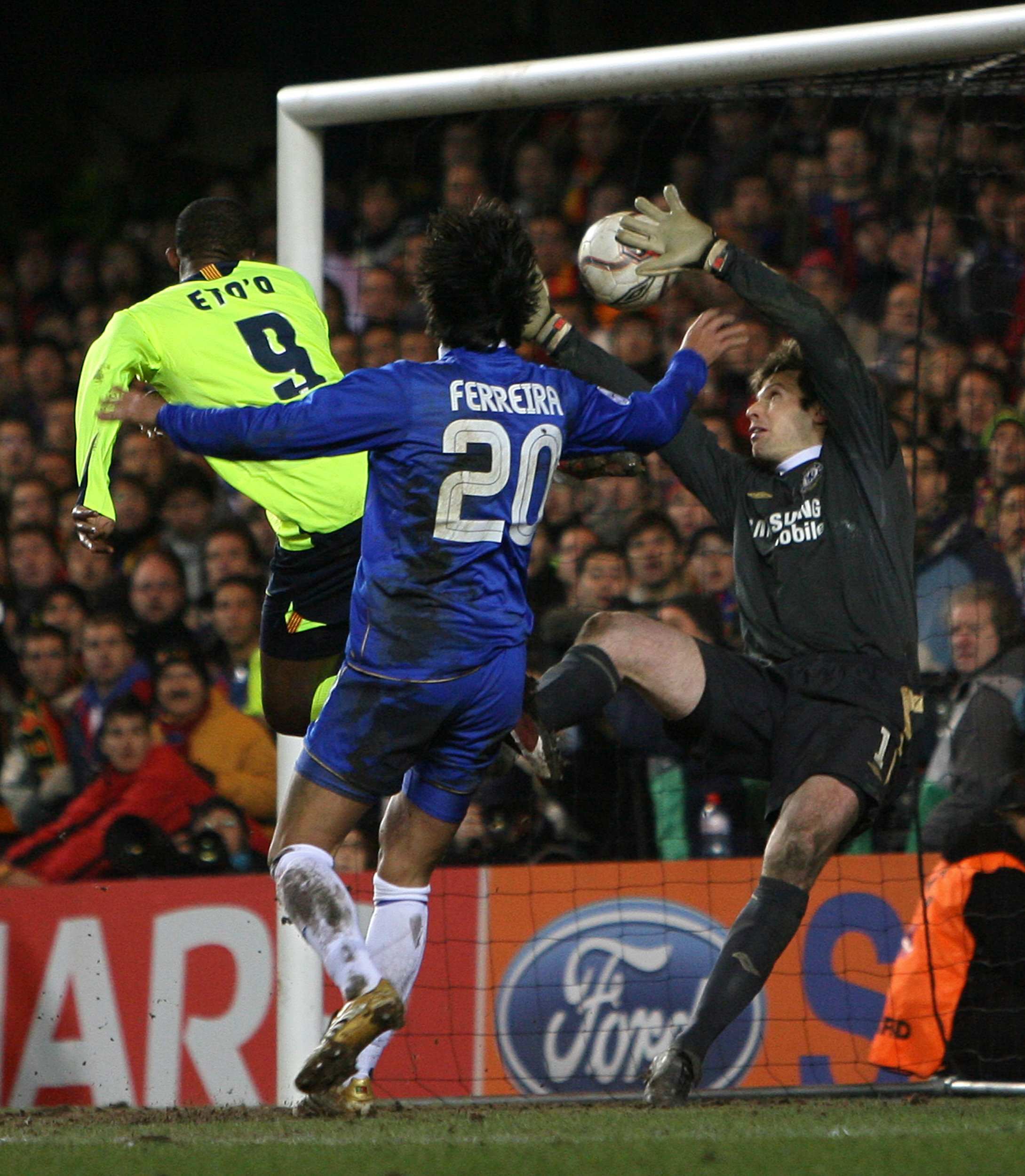 Samuel Eto'o Paulo Ferreira mellett befejeli a Barca utolsó győztes gólját a Chelsea ellen - 12 évvel ezelőtt...