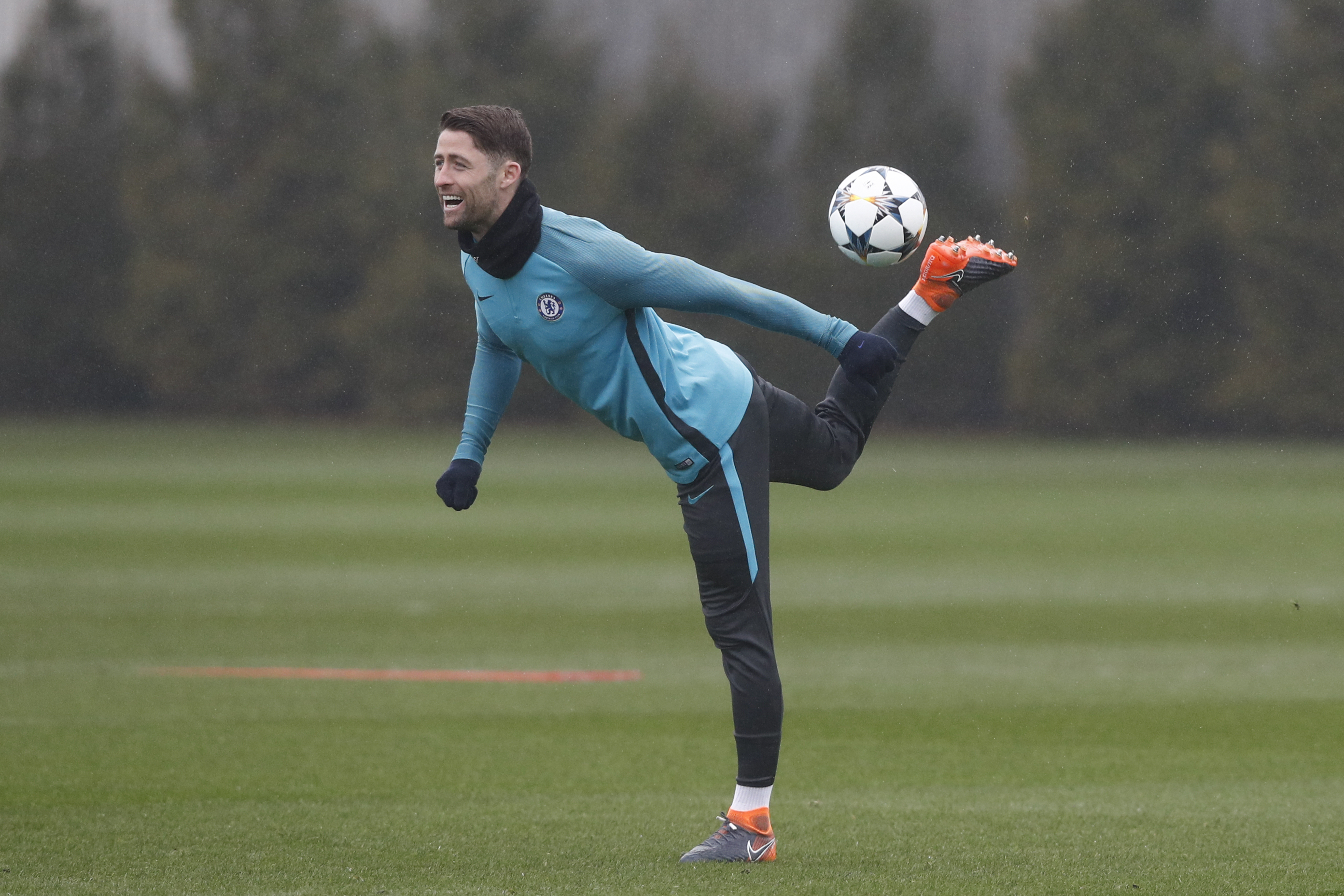 Gary Cahill már Olivier Giroud-tól vesz leckéket, már ami a góllövést illeti.