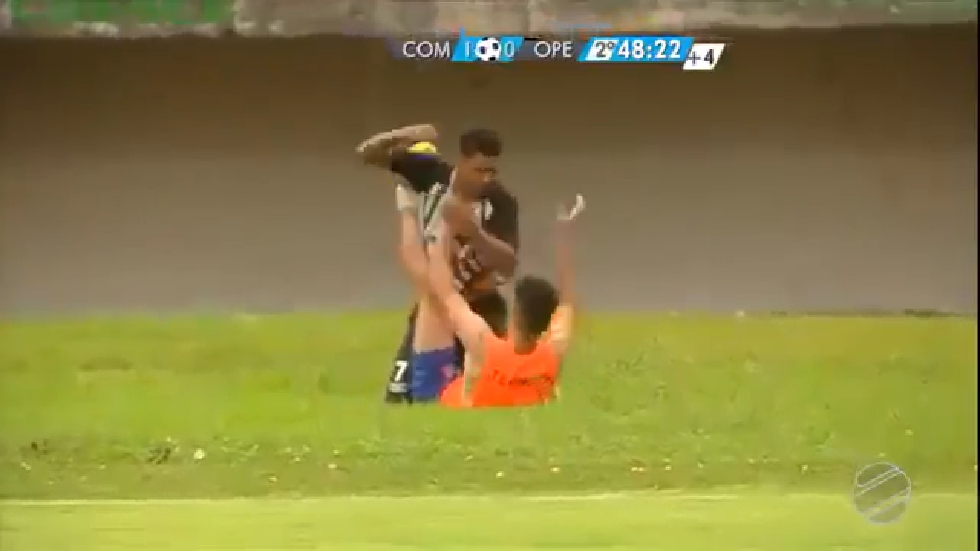Ütötte-verte a brazil játékos a labdaszedőt, aki ünnepelni mert a gól után