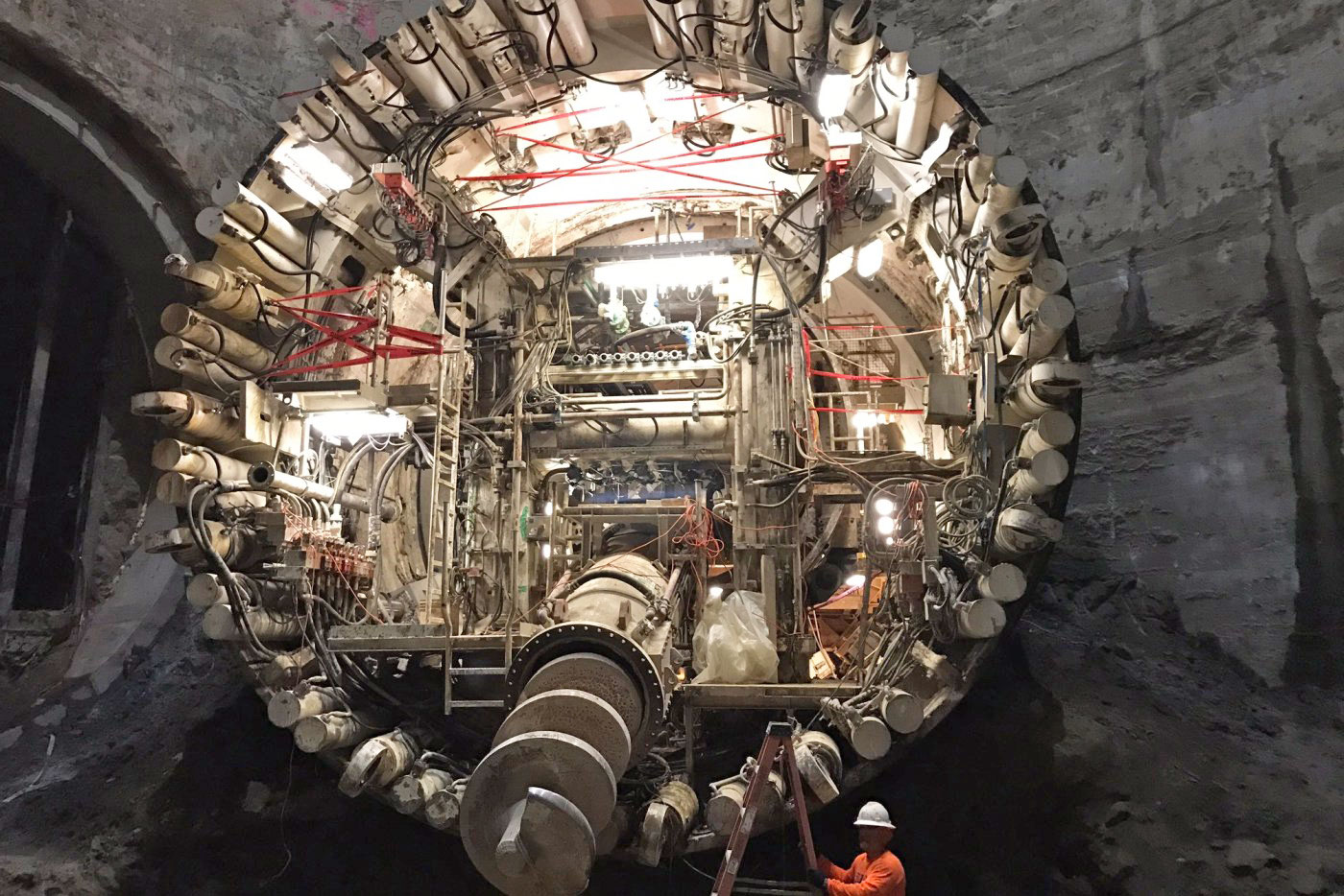Elon Musk az űr után most a mélybe tör: Washington engedélyezte a föld alatti hipervonat alagútjának fúrását