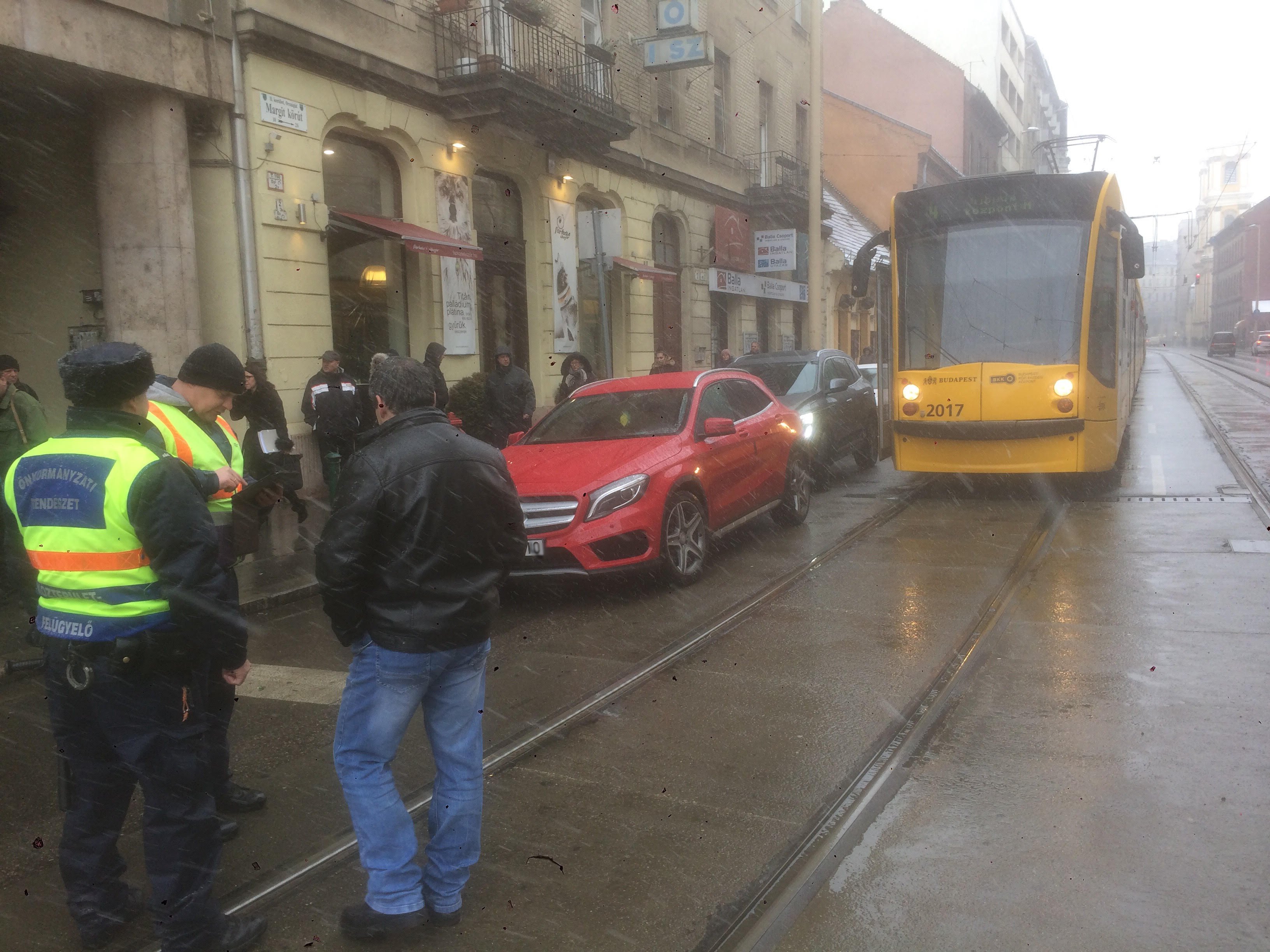 Szabálytalanul parkoló autó bénította meg a villamosközlekedést Budán