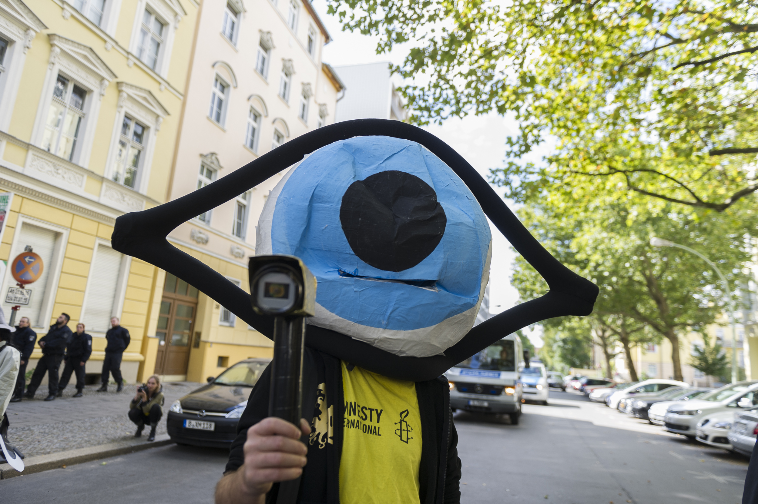 A német hírszerzés megfigyelése ellen tüntető férfi Berlinben, 2015-ben