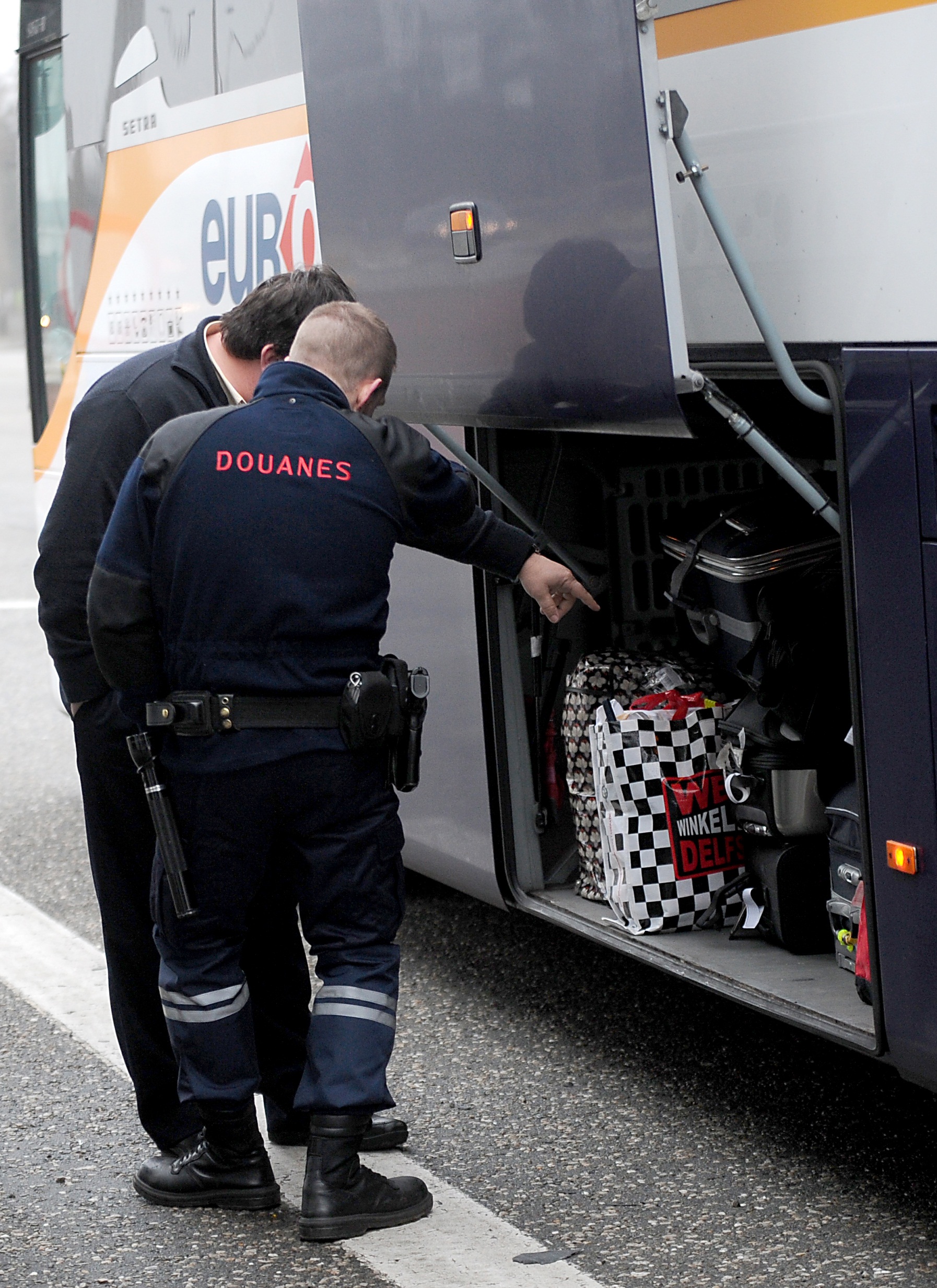 Csak 60 kilométerrel később vette észre az osztrák buszsofőr, hogy a csomagtartóba zárt egy 21 éves lányt