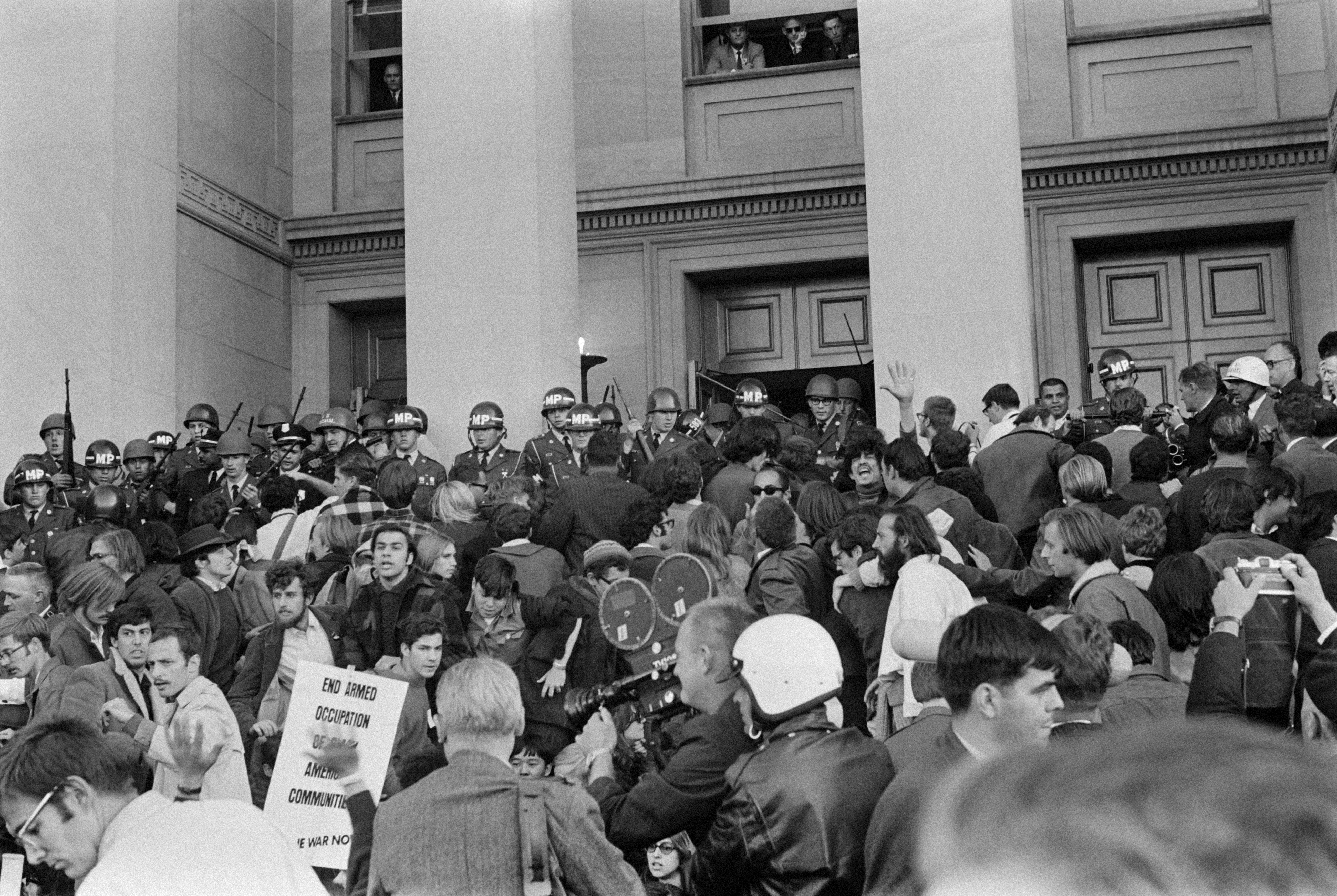 Háború-ellenes fiatalok tüntetnek meg a Pentagon épülete előtt 1967-ben