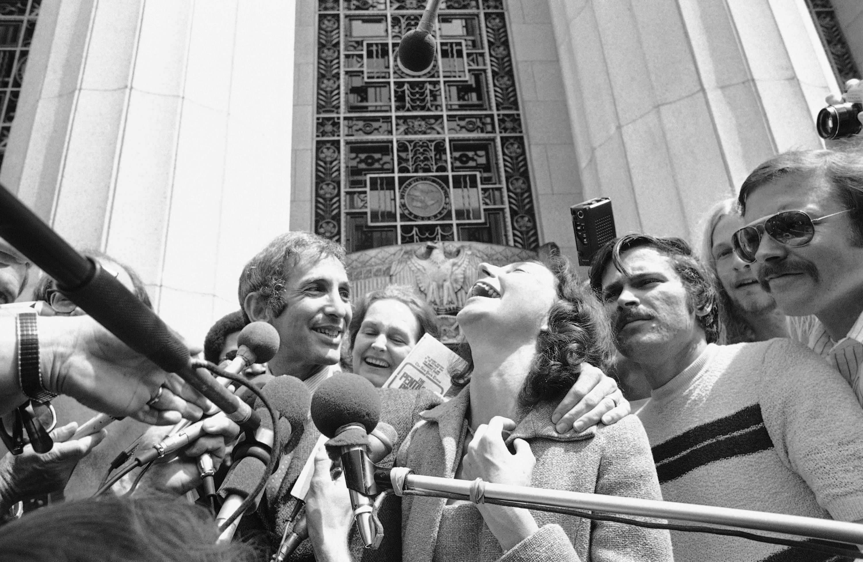 Daniel és Patricia Ellsberg a bíróság épülete előtt Los Angelesben 1973-ban