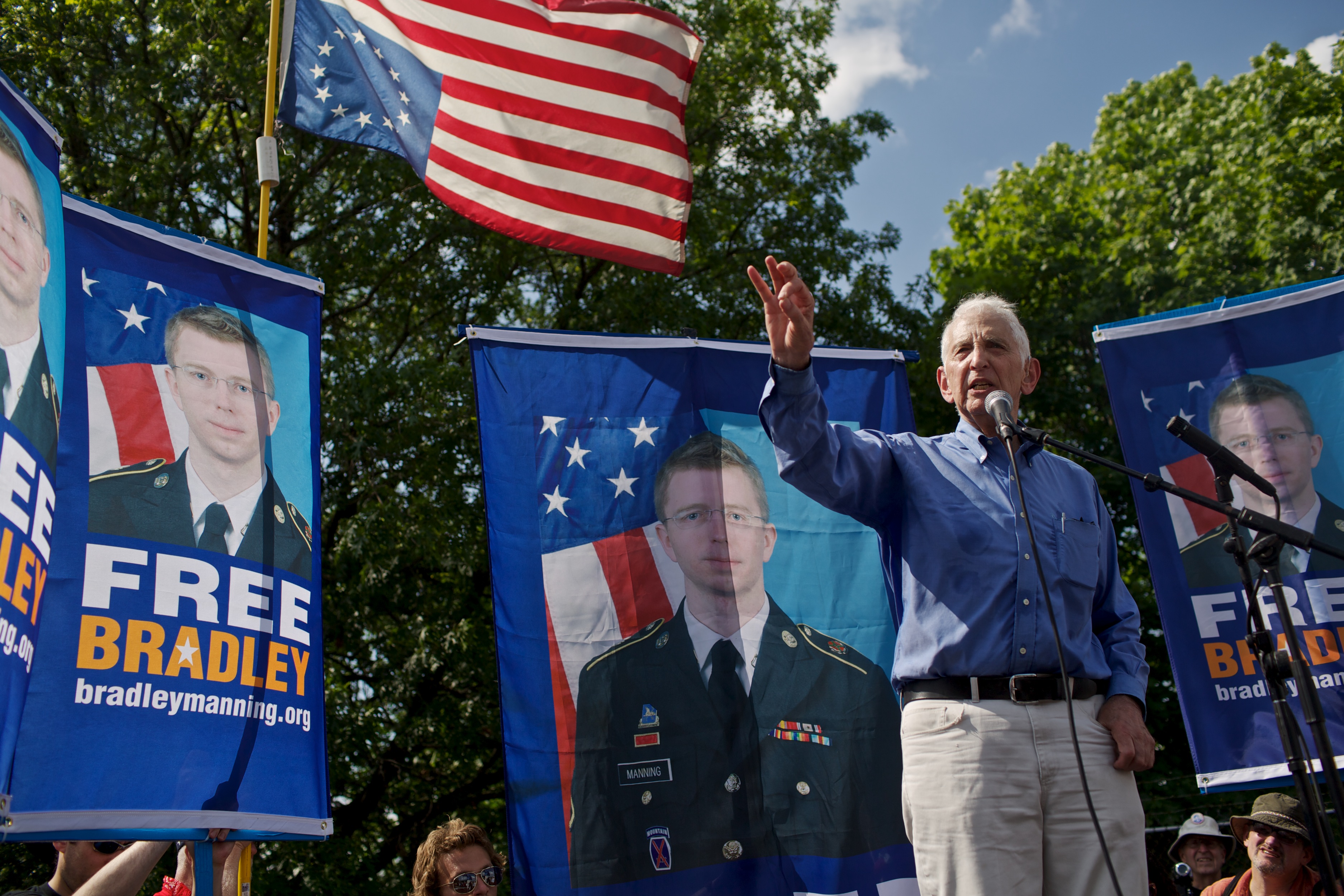 Daniel Ellsberg beszédet mond a Manning szabadon engedéséért tartott tüntetésen 2013-ban