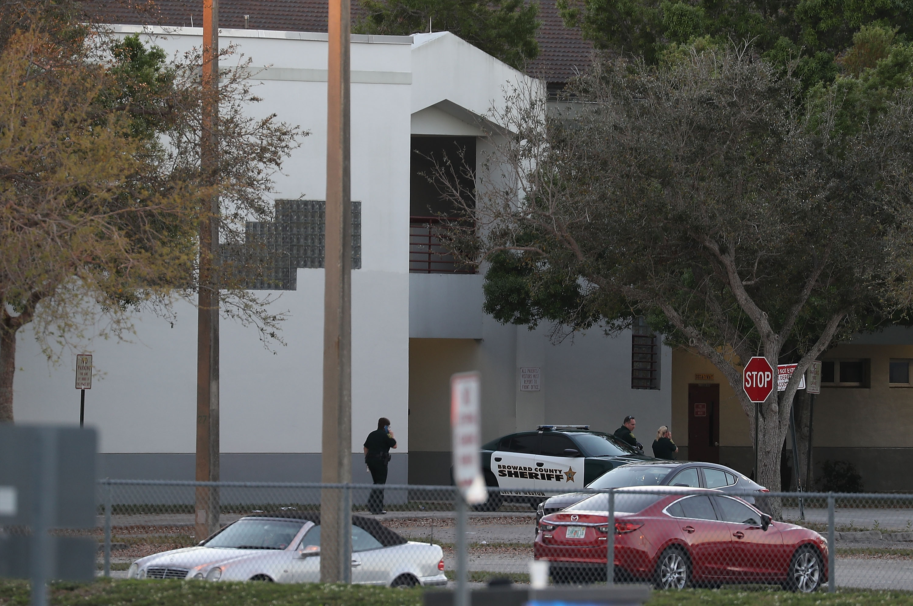A floridai iskola előtt állt a seriffhelyettes, míg a lövöldöző odabent kivégzett 17 embert