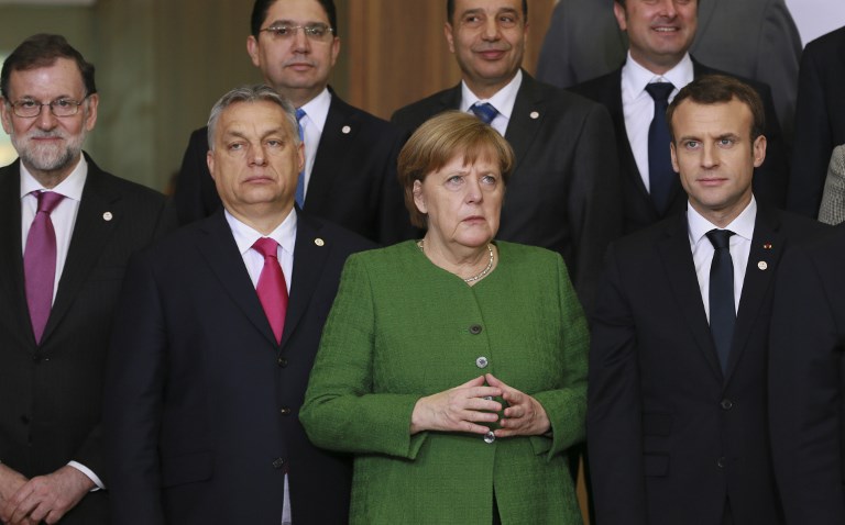 Csütörtökön minden eddiginél világosabb lett, hogy mennyire mást gondol a jövőről Orbán és Merkel és Macron