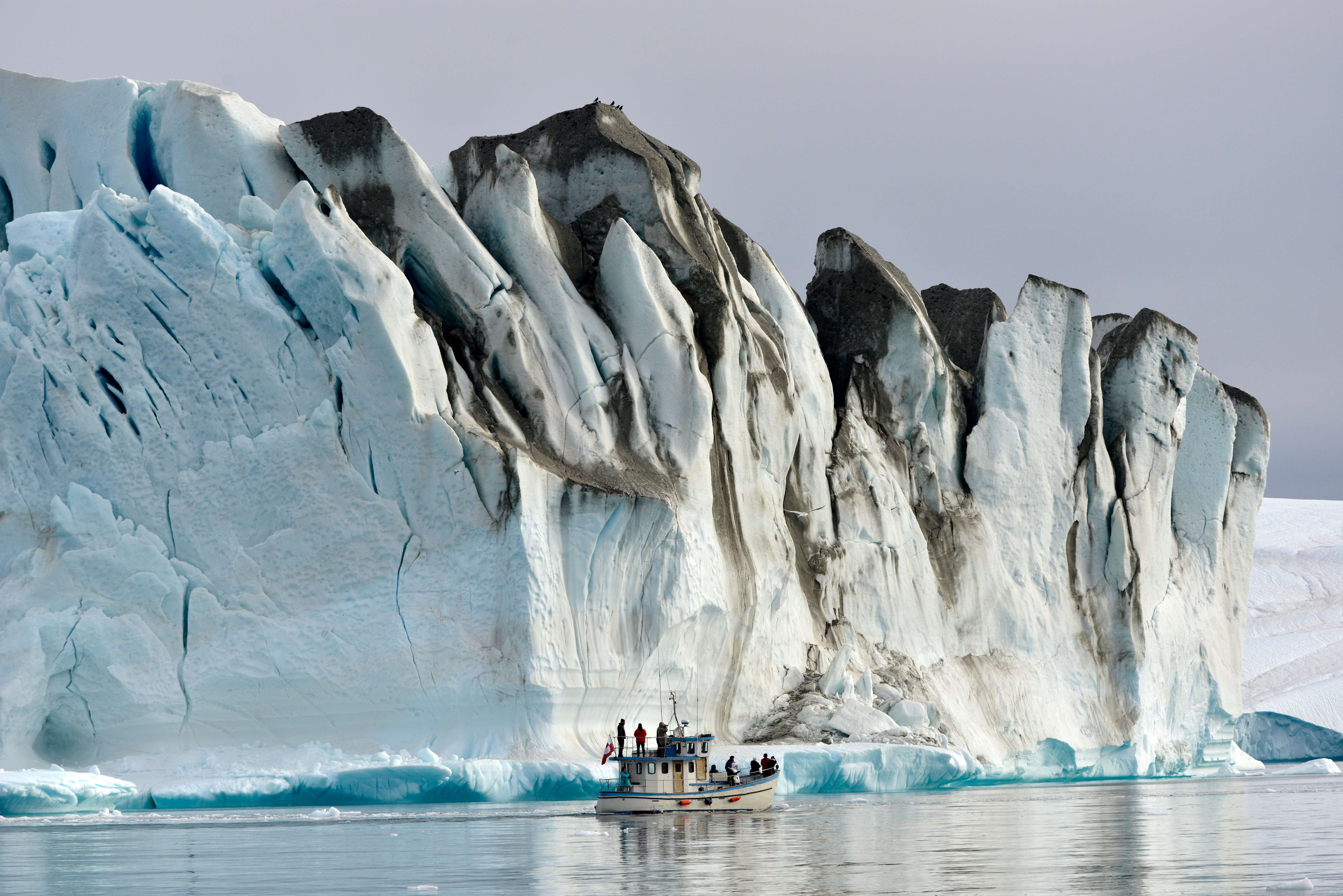Egy grönlandi gleccserről egy 6 km-es jégtömeg szakadt le, egy másik jéghegy pedig egy falut tart rettegésben