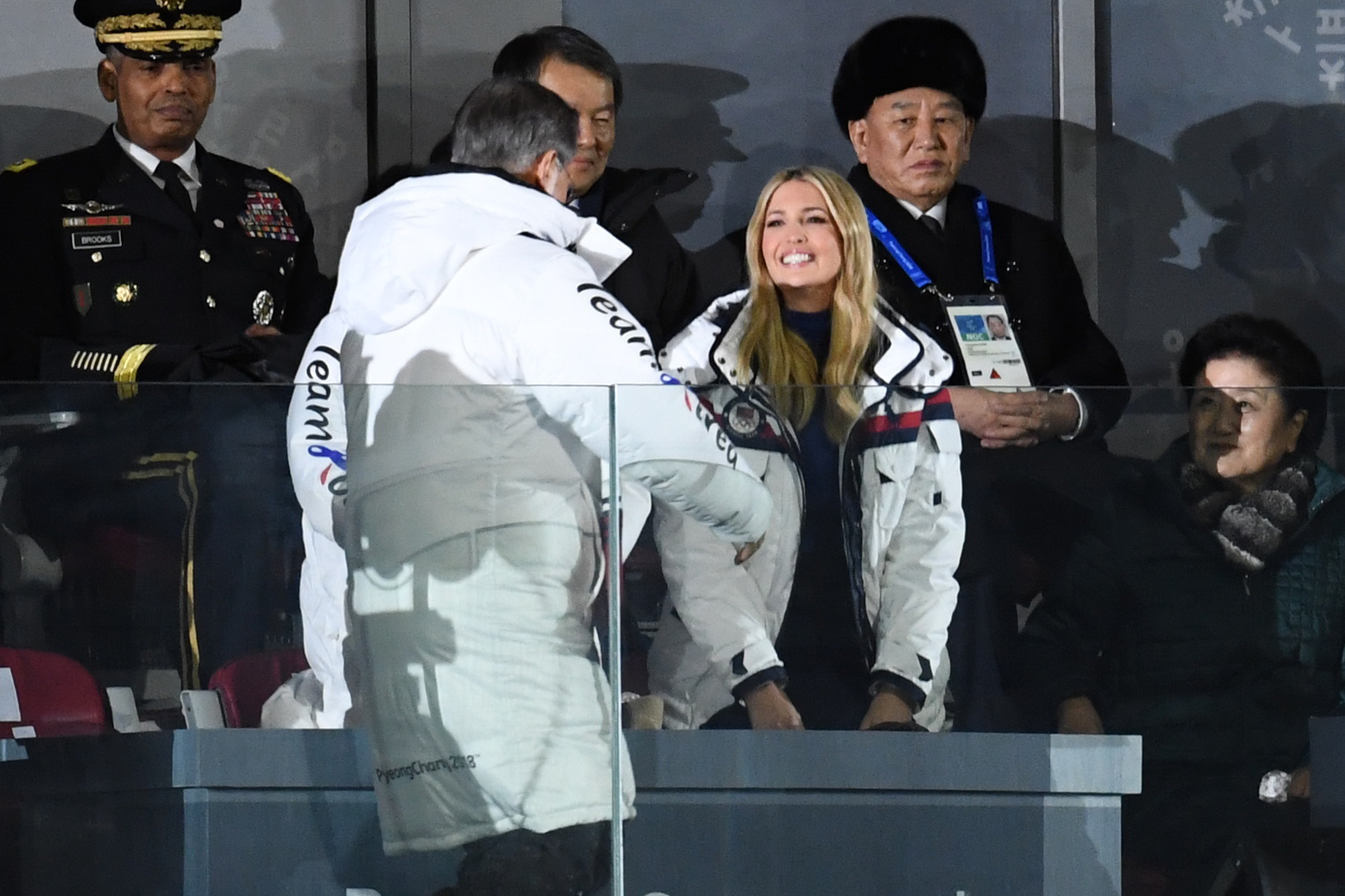 Kim Jongcsol, az egykori észak-koreai kémfőnök, az északi állampárt második embere Ivanka Trump (középen) mögött jobbra a phjongcshangi téli olimpia záróünnepségén.