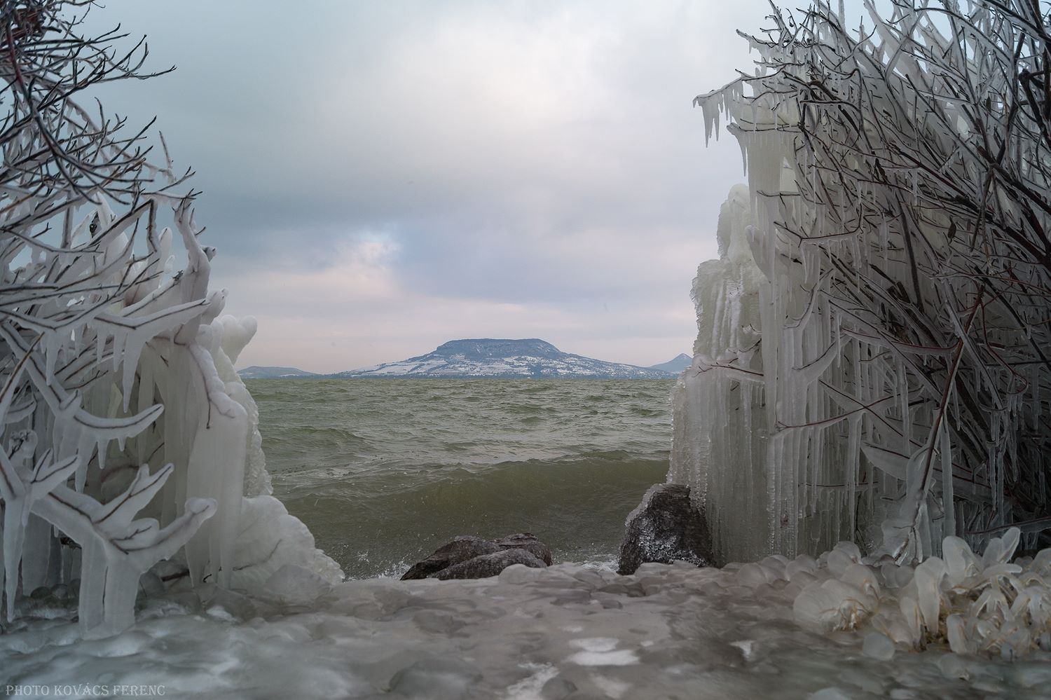 Lenyűgöző fotók készültek a természet alkotta balatoni jégszobrokról