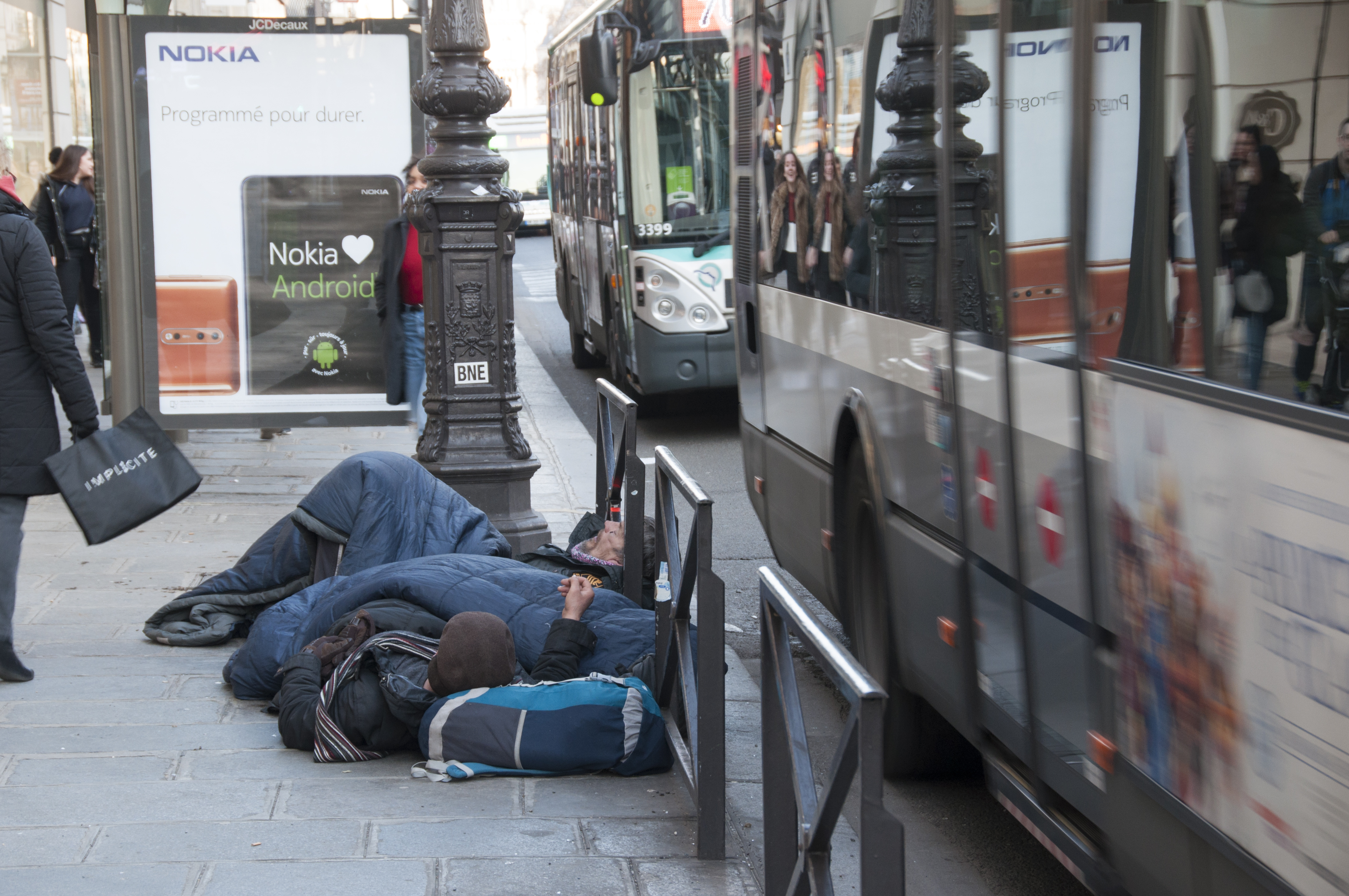 A brüsszeli hajléktalanokat akaratuk ellenére is beviszik a menedékhelyekre a nagy hidegben