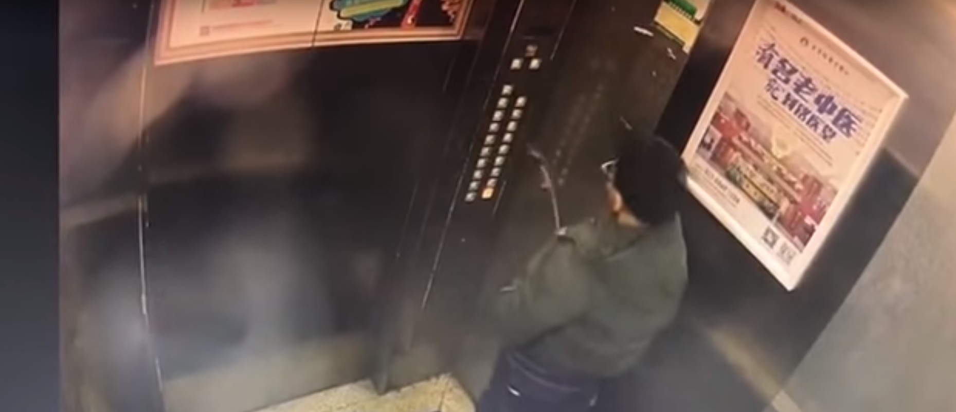 Egy kínai gyerek belevizelt egy liftbe, ami leállt, ő pedig beragadt, az állami média meg propagandát csinált belőle