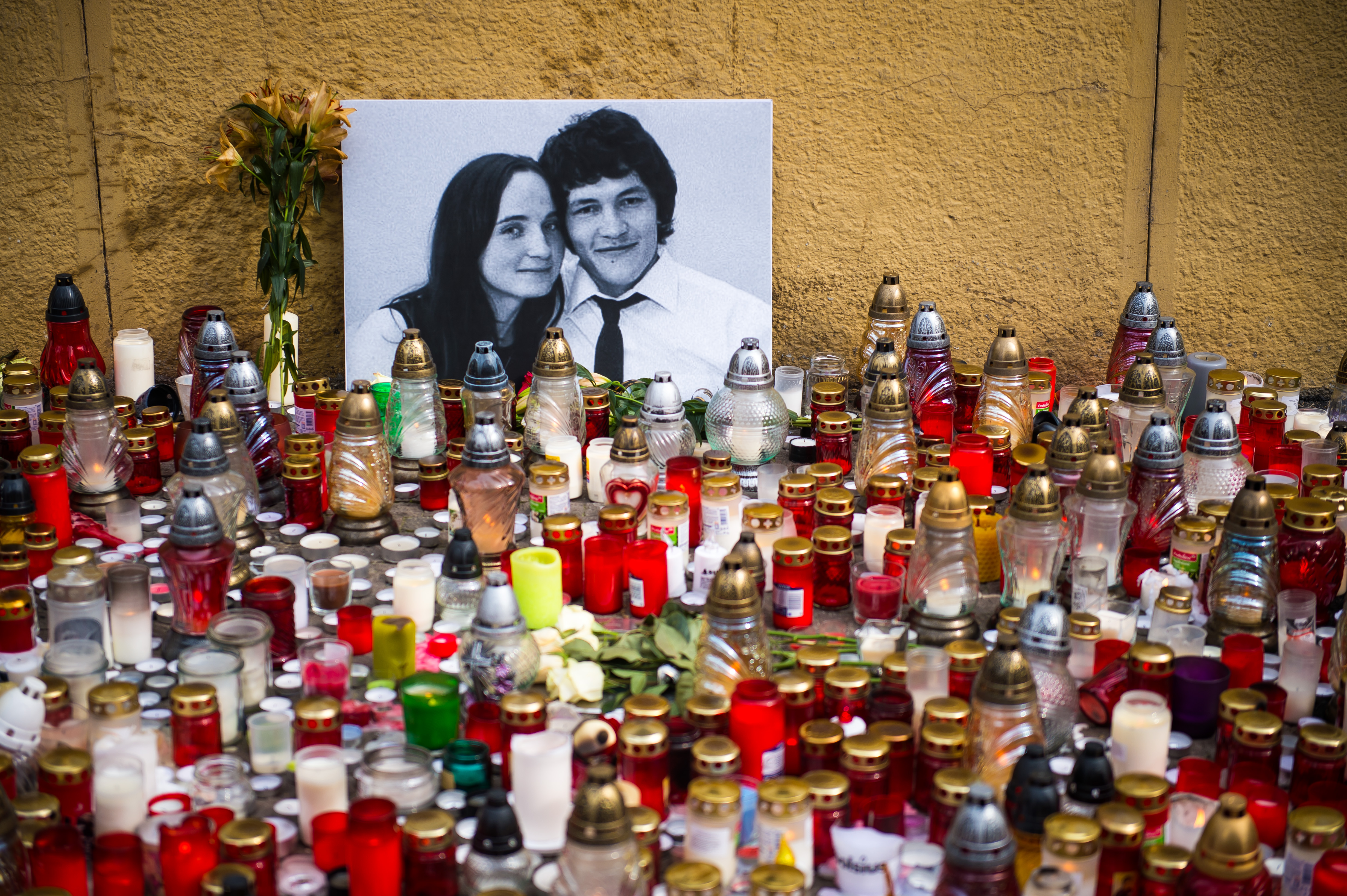 A fényképen Jan Kuciak és menyasszonya. A felvétel a gyilkosság másnapján, 2018. február 28-án készült Pozsony központjában, ahol ezrek emlékeztek a meggyilkolt újságíróra.