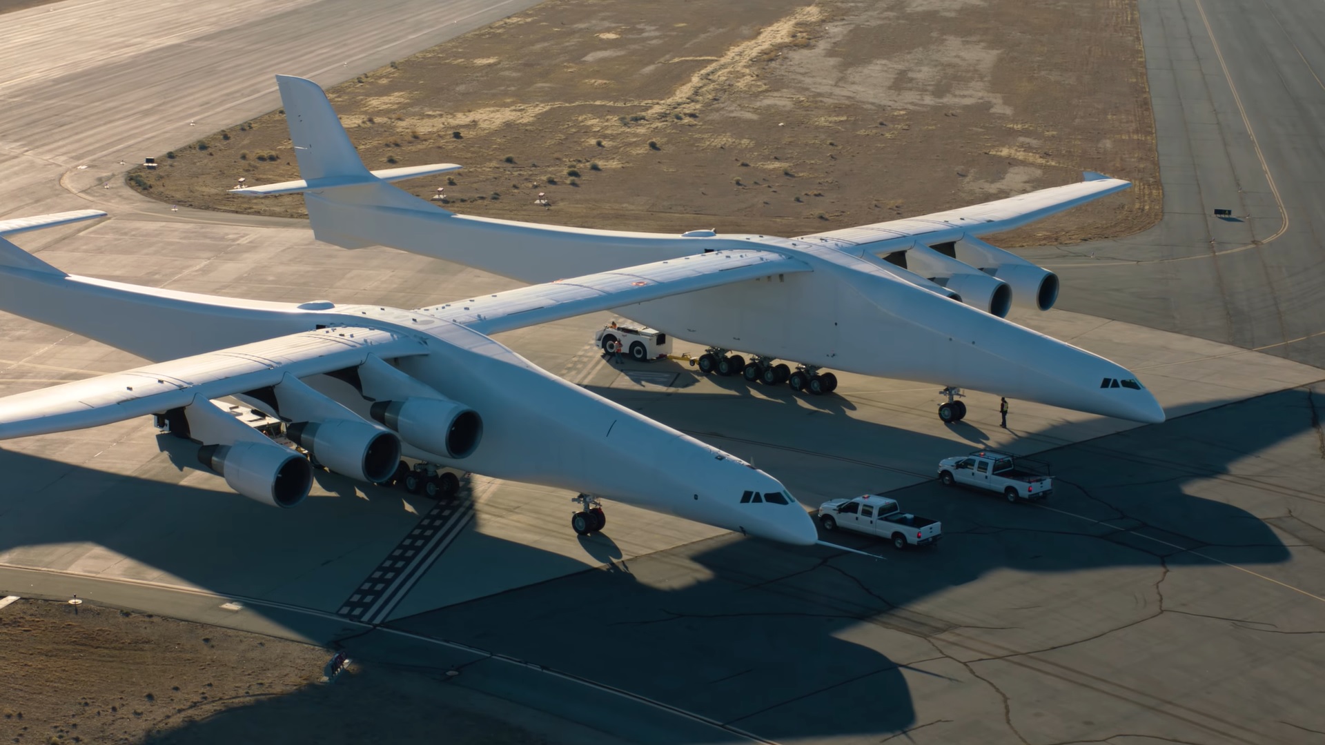 A földön is bámulatos látvány a Stratolaunch, a világ legnagyobb repülőgépe