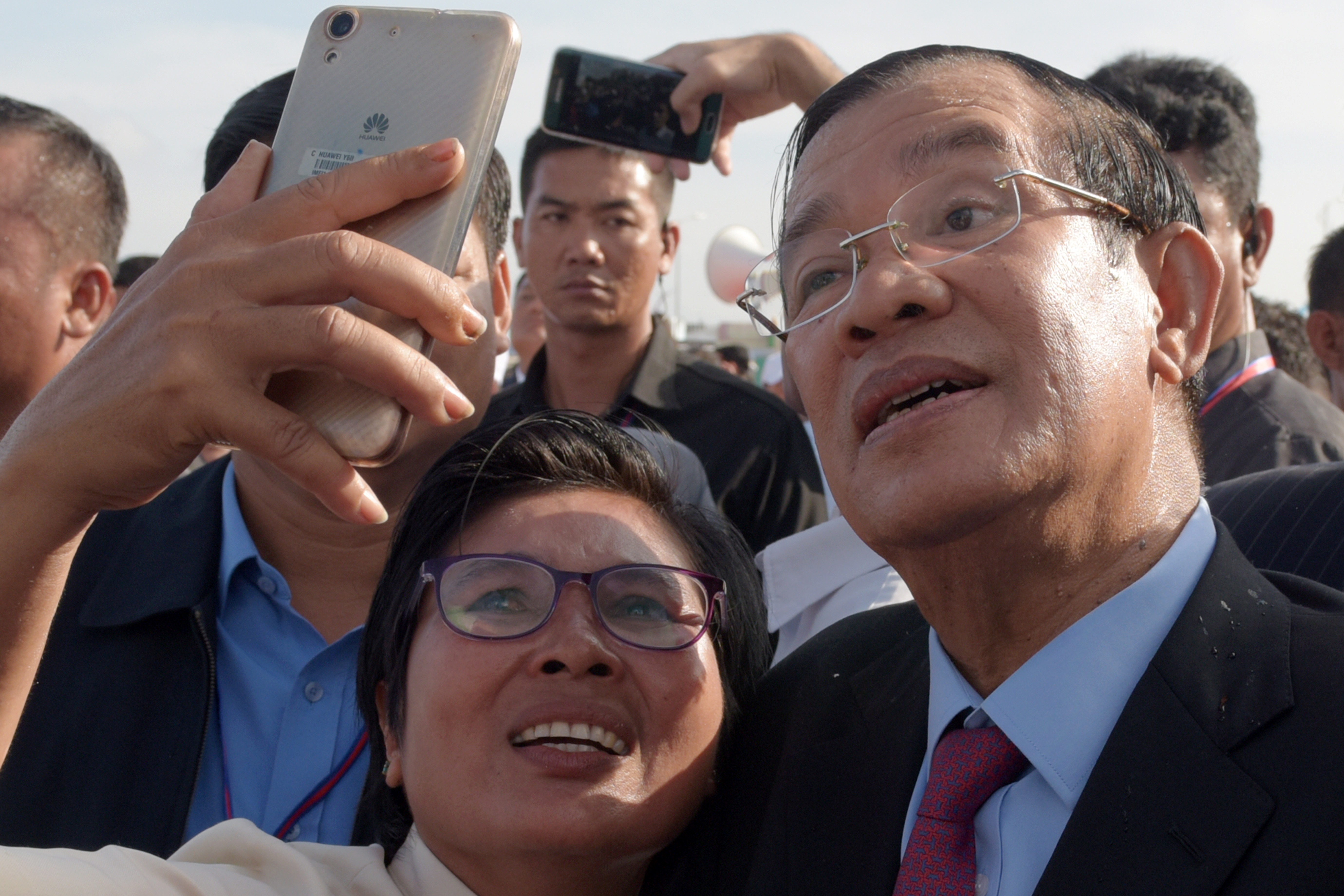 A kambodzsai kormány bezárja a szerinte álhíreket közlő internetes oldalakat