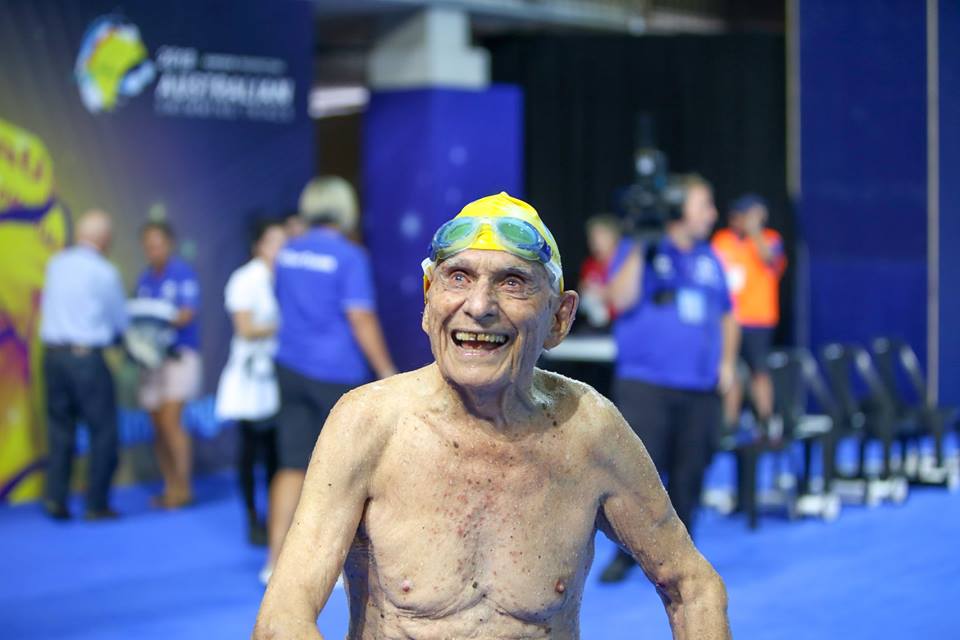 Egy százéves ausztrál sportoló 35 másodperccel (jól látják!) megjavította a százévesek gyorsúszó világcsúcsát
