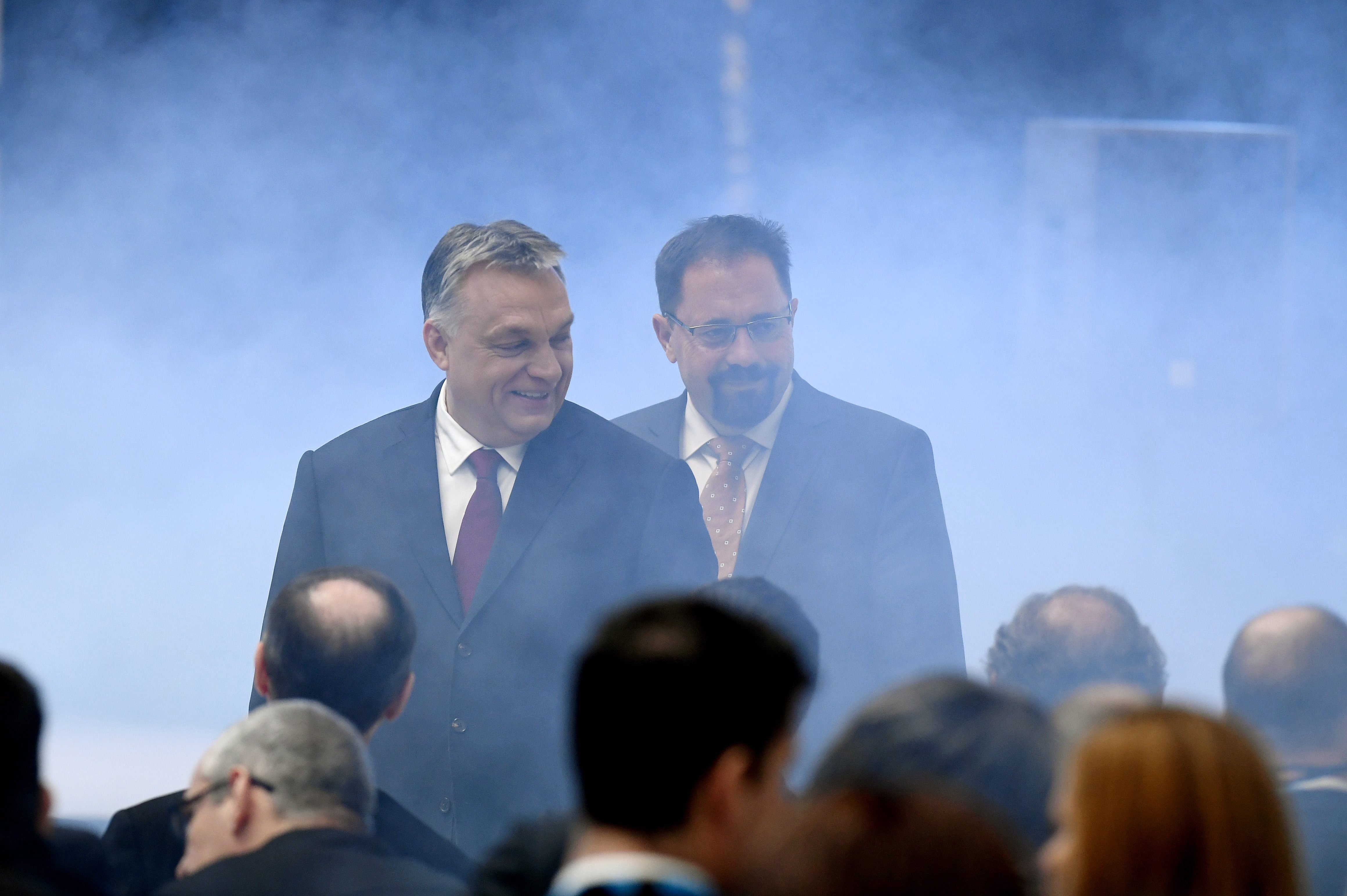 Levélben kérik Orbántól, hogy mondassa le Pócs Jánost, mert "egyetlen emberrel, egyetlen alkalmazottal sem bánhat így egy polgármester"
