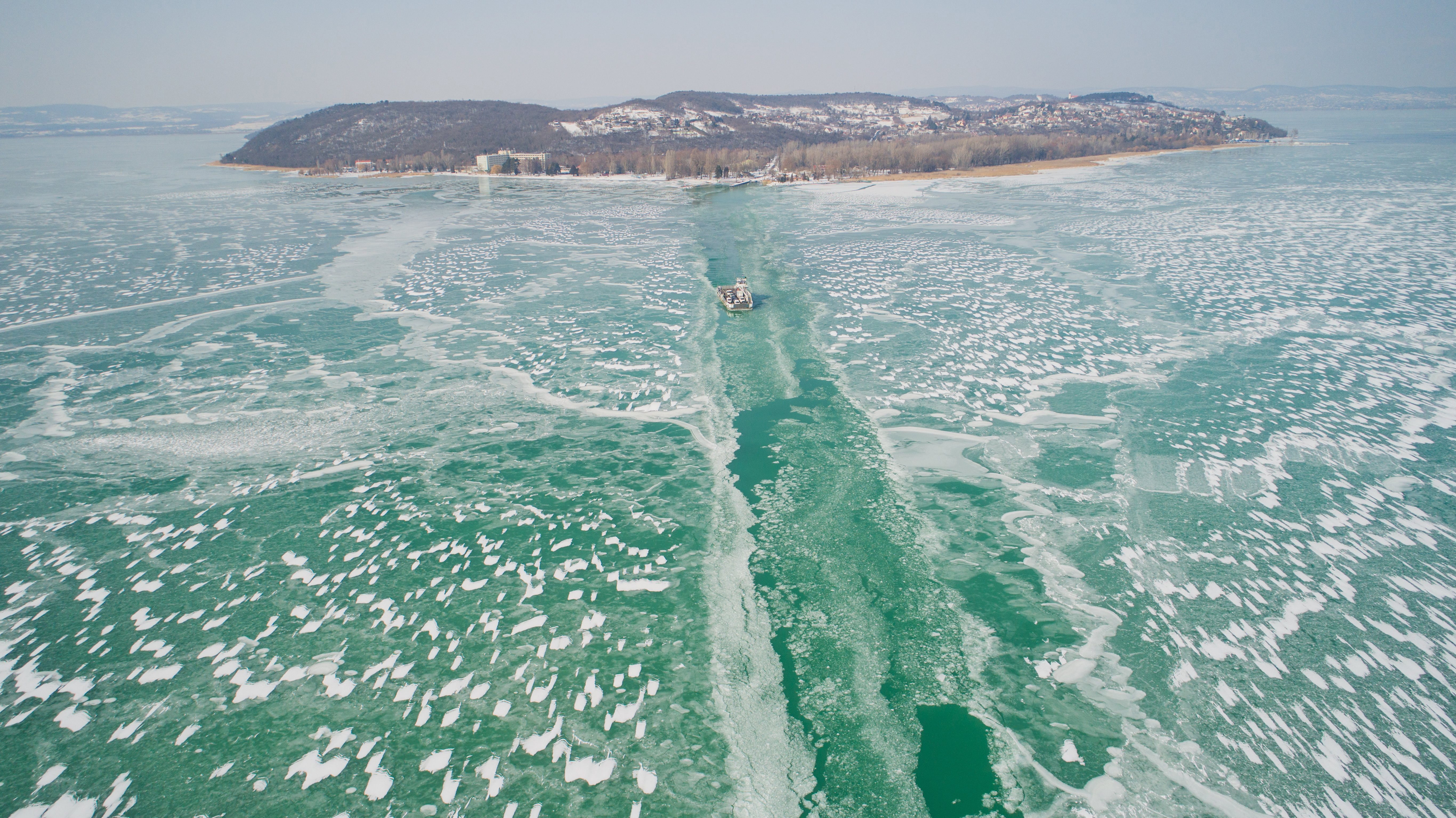 Komp a jeges Balatonban Tihany és Szántód között 2018. február 28-á