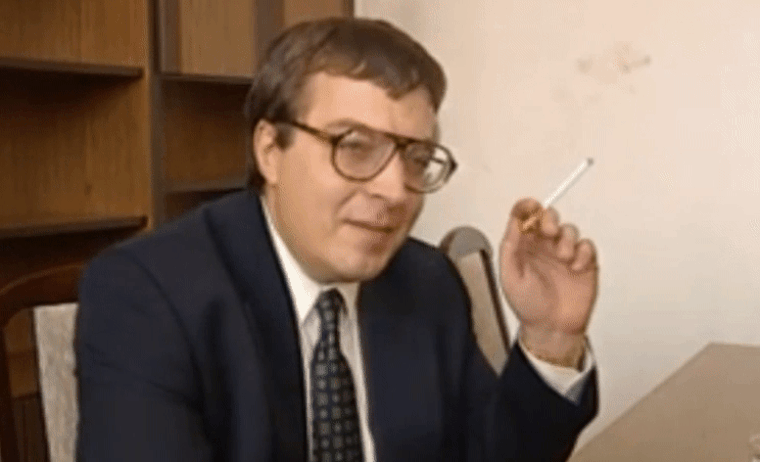 Simicska Lajos hibátlan hipszter szemüvegben, cigizés közben mondja el, milyen nehéz a Fidesz gazdasági vezetőjének lenni