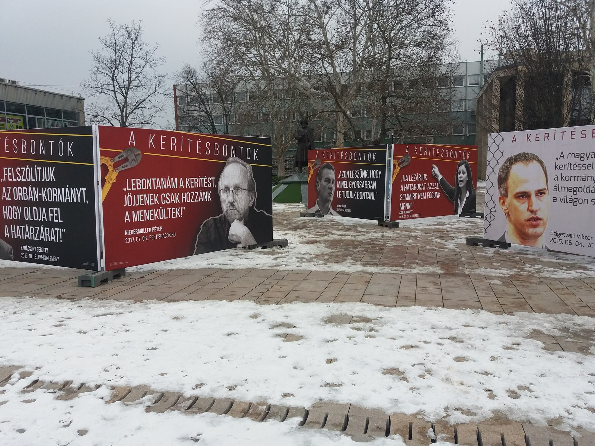 A Fidelitas az ellenzéket kerítésbontással vádoló plakátokat telepített a tatabányai Árpád-szobor elé