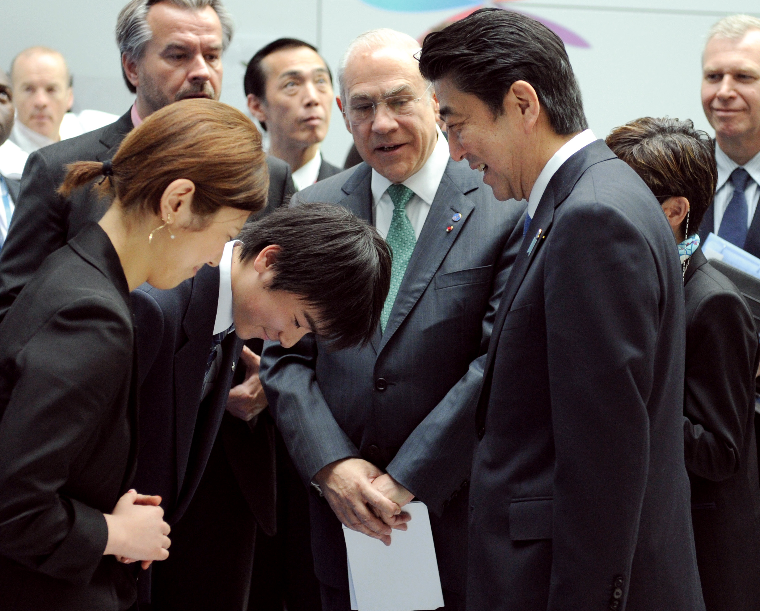 Abe Sinzó japán miniszterelnök és az OECD főtitkára Tohoku-beli diákokkal találkozik, mielőtt Sinzó beszédet mond az OECD párizsi központjában 2014 májusában