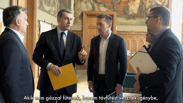 Rogán és Lázár egymásra licitálva mutogatta körül Orbánt