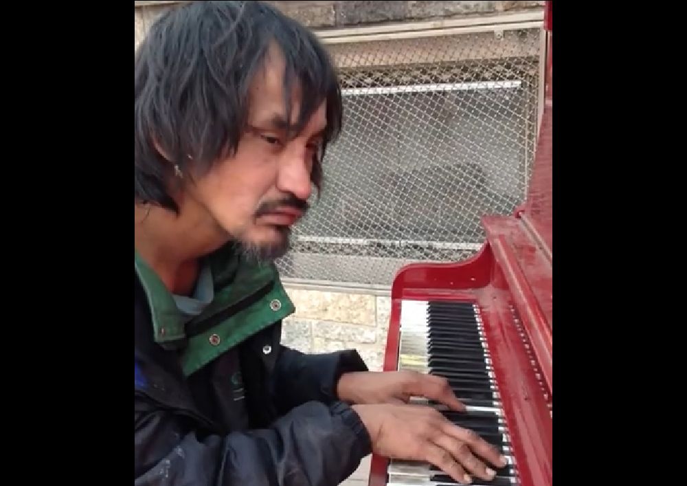 46 éves korában elhunyt Ryan Arcand, a világhírű kanadai hajléktalan zongorista