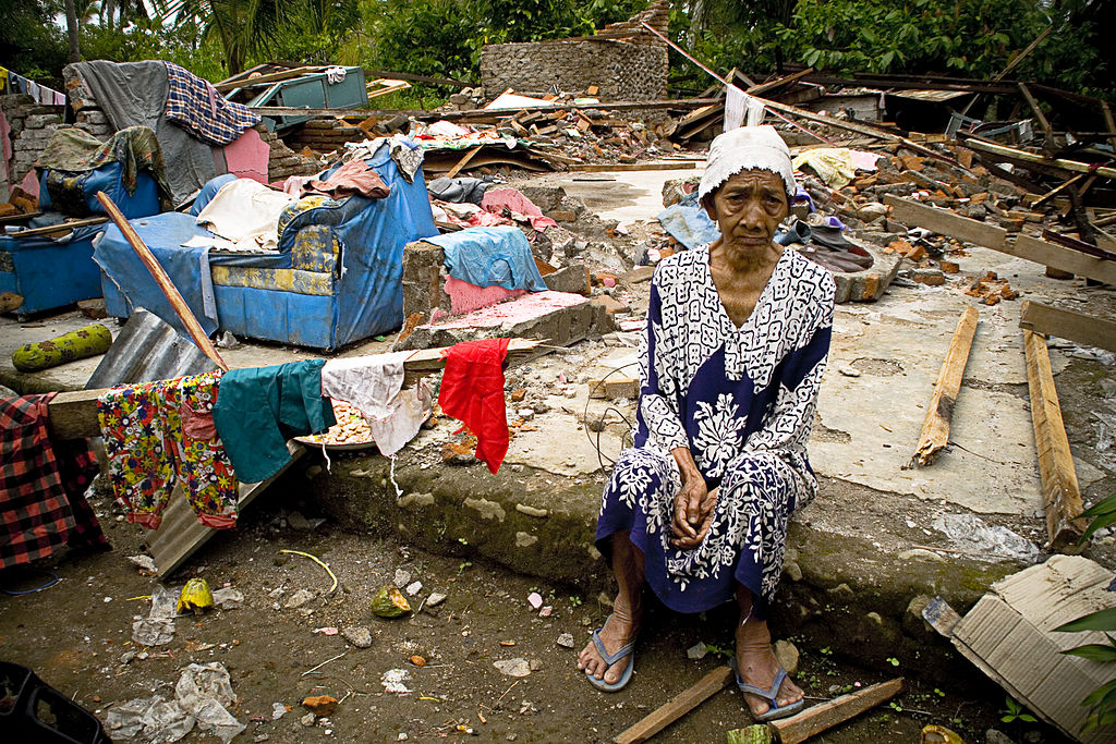 Idő ibu nő ül háza romjain a 2009-es szumátrai földrengés után