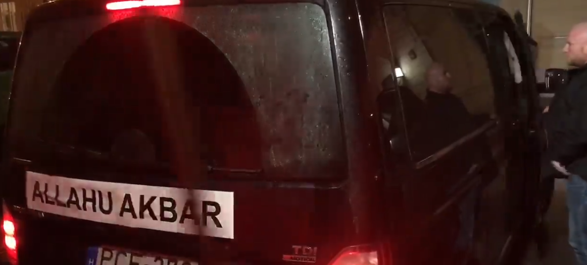 Leolvad az agyad: pont akkor került „Allahu Akbar”-matrica Vona Gábor kisbuszára, amikor a közelben tolongott a fideszes média