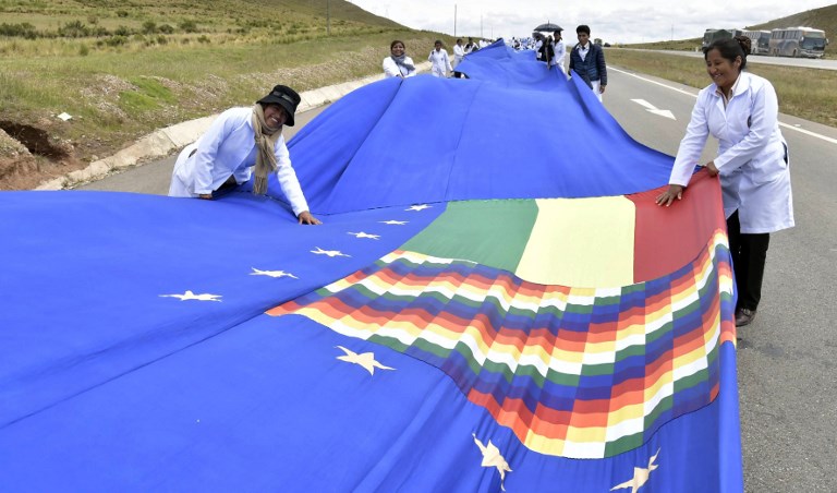 Bolívia annyira szeretne egy tengeri kijáratot, hogy kibontott egy 200 kilométer hosszú zászlót