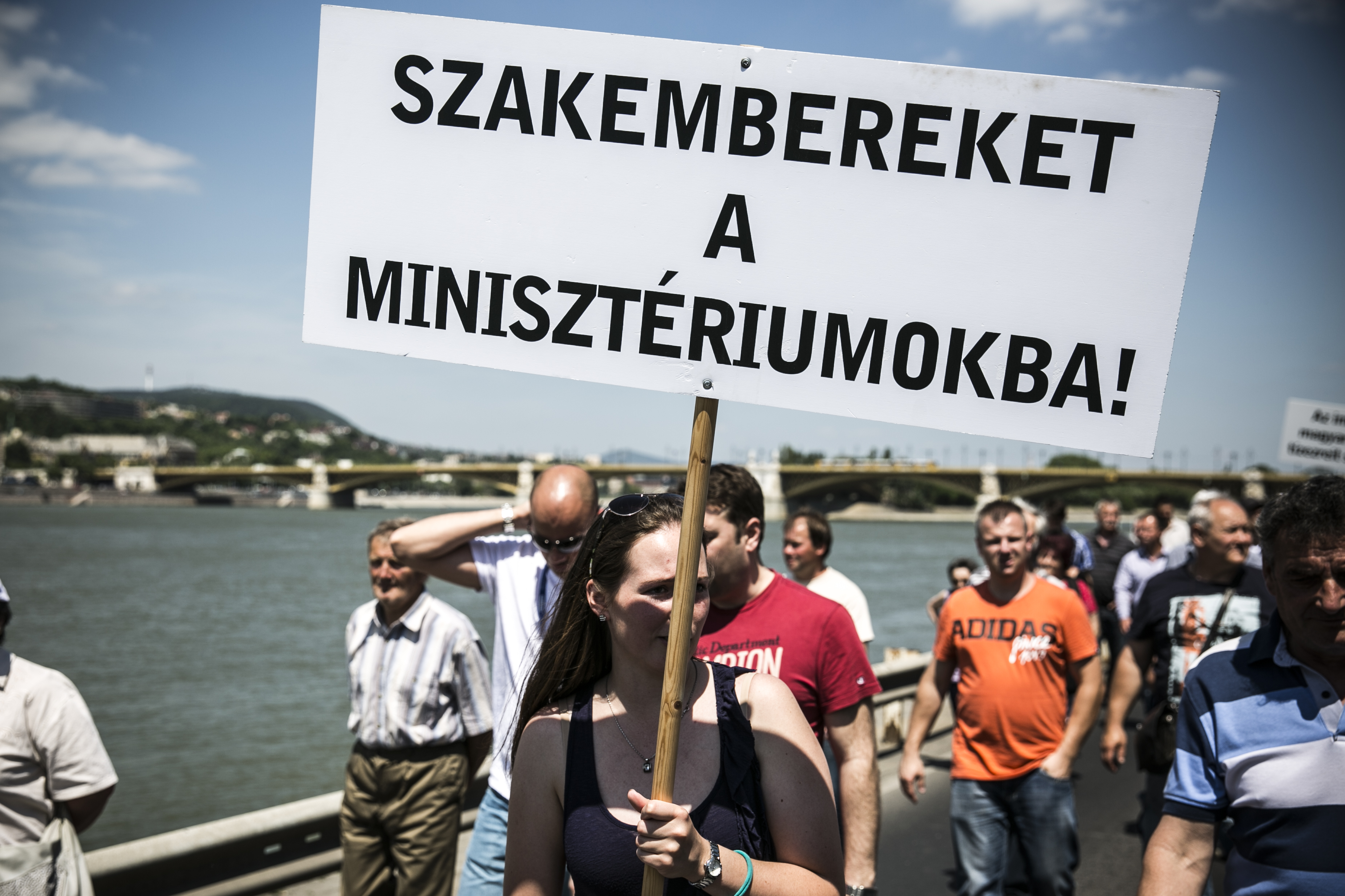 Közalkalmazotti szakszervezet: Nem engedik a távmunkát minden minisztériumban és hivatalban