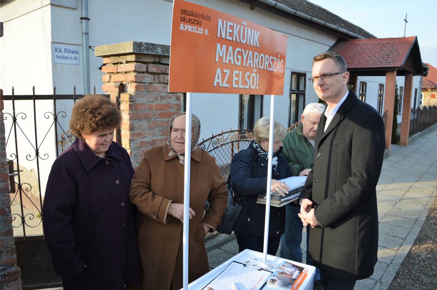 Egy héttel az ajánlásgyűjtés vége után még a KDNP-sek is gyűjtik a Fidesznek a támogatói aláírásokat
