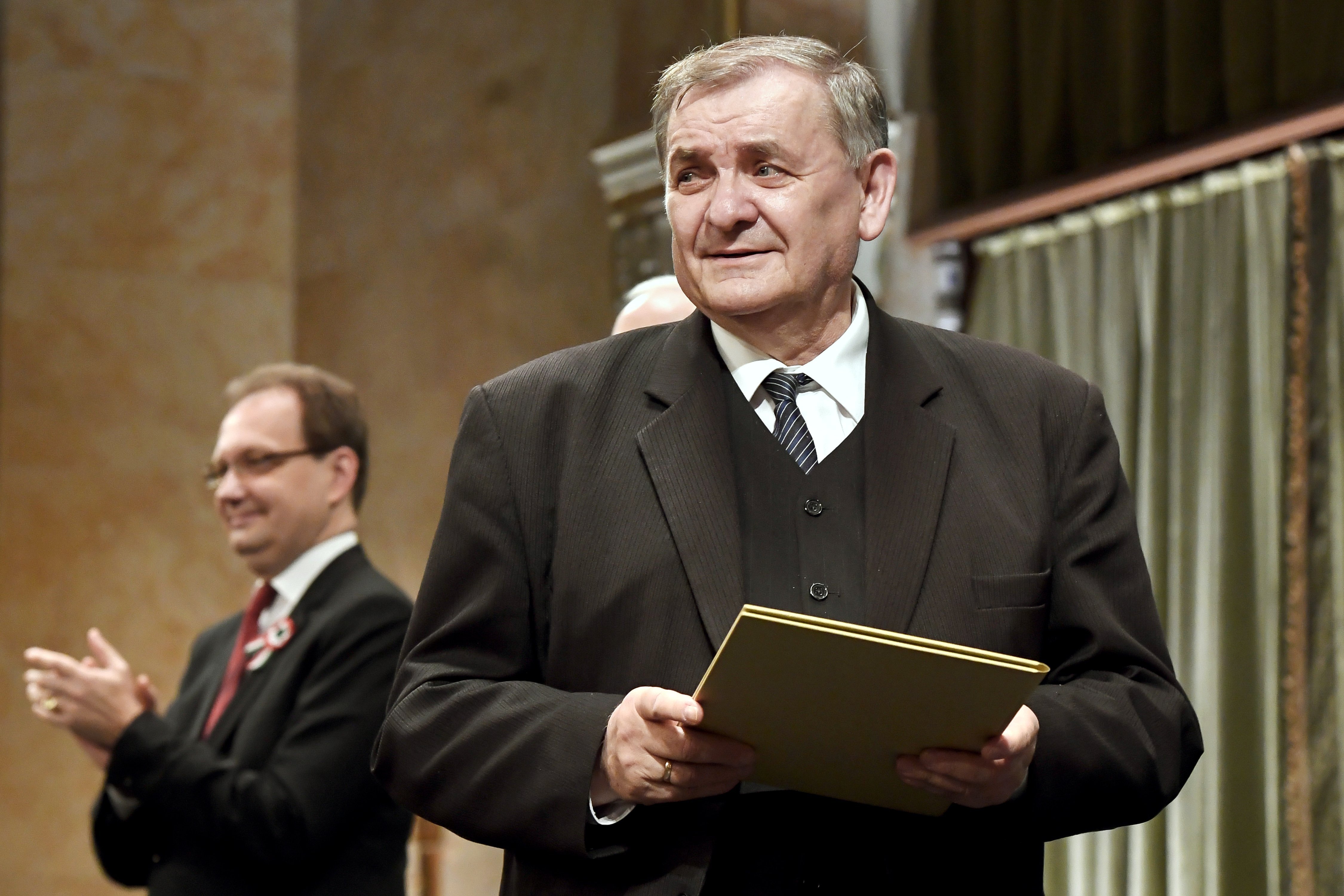 Balog Zoltán irodalmi díjat adott Lezsák Sándornak, a parlament alelnökének