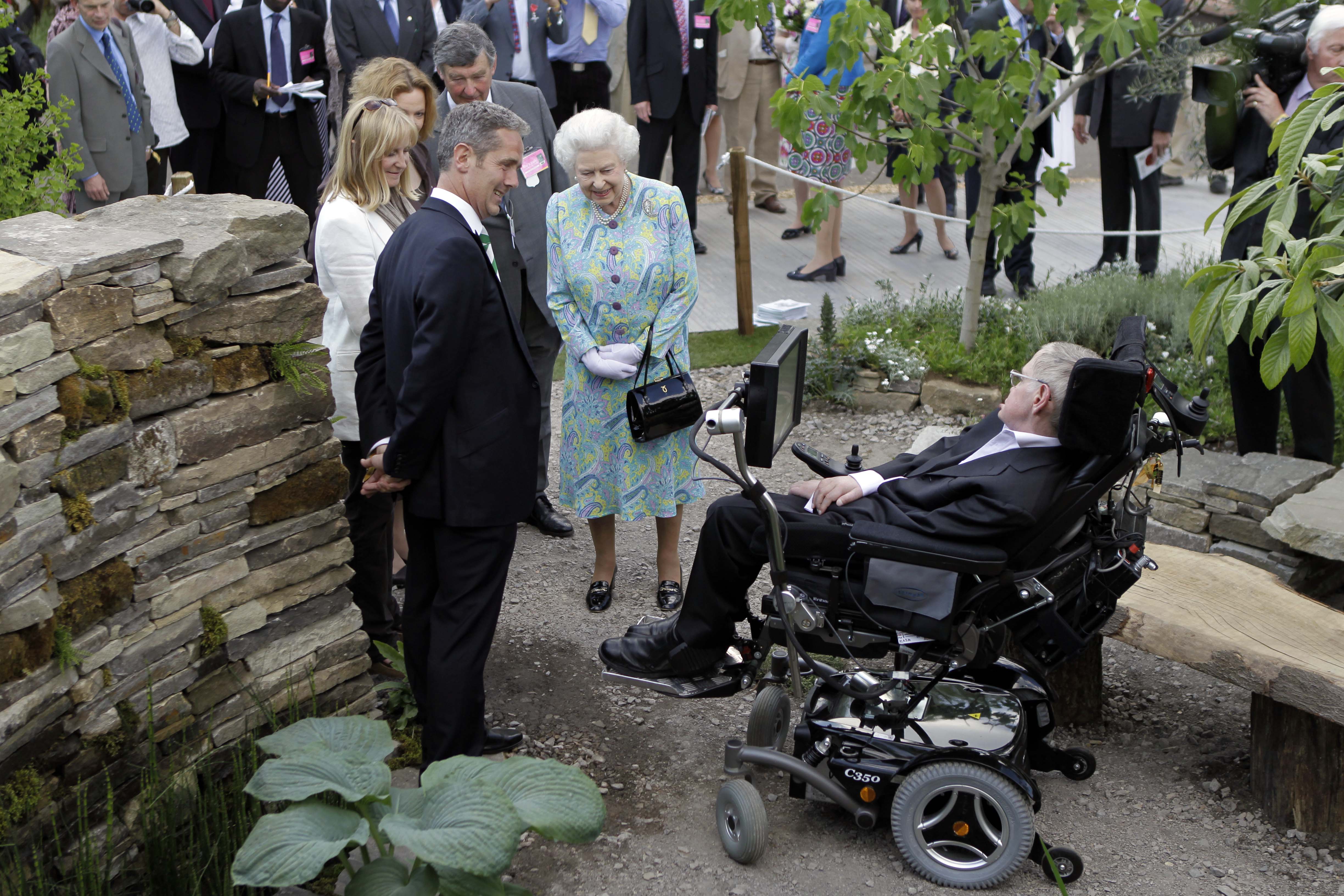 II. Erzsdébet brit királynő véletlenül belefut Stephen Hawkingba a chelsea-i virágkiállításon