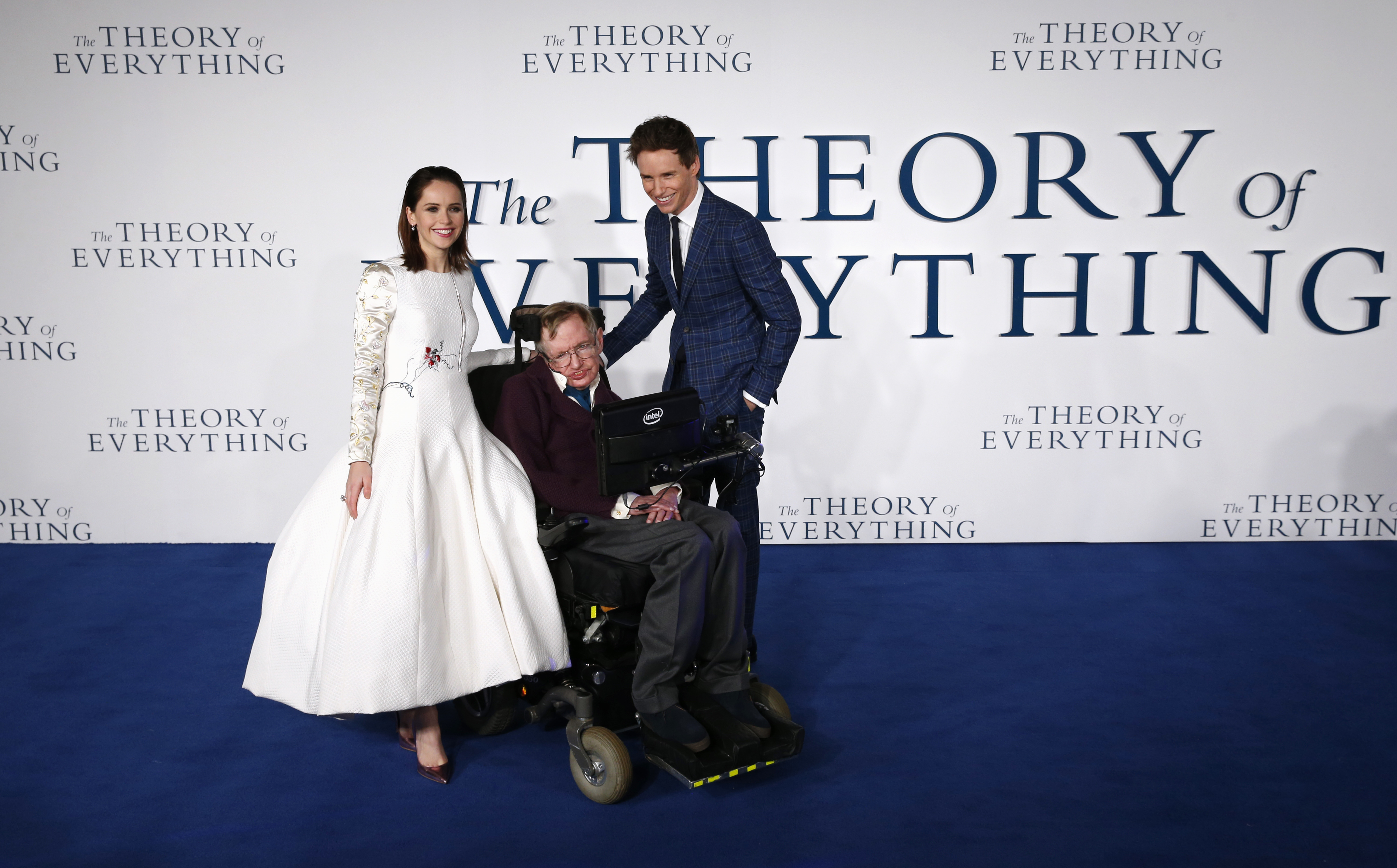 A Hawking feleségét, Jane-t alakító Felicity Jones, a Hawkingot alakító Eddie Redmayne és maga Hawking A mindenség elmélete című, Hawking életét feldolgozó film bemutatóján