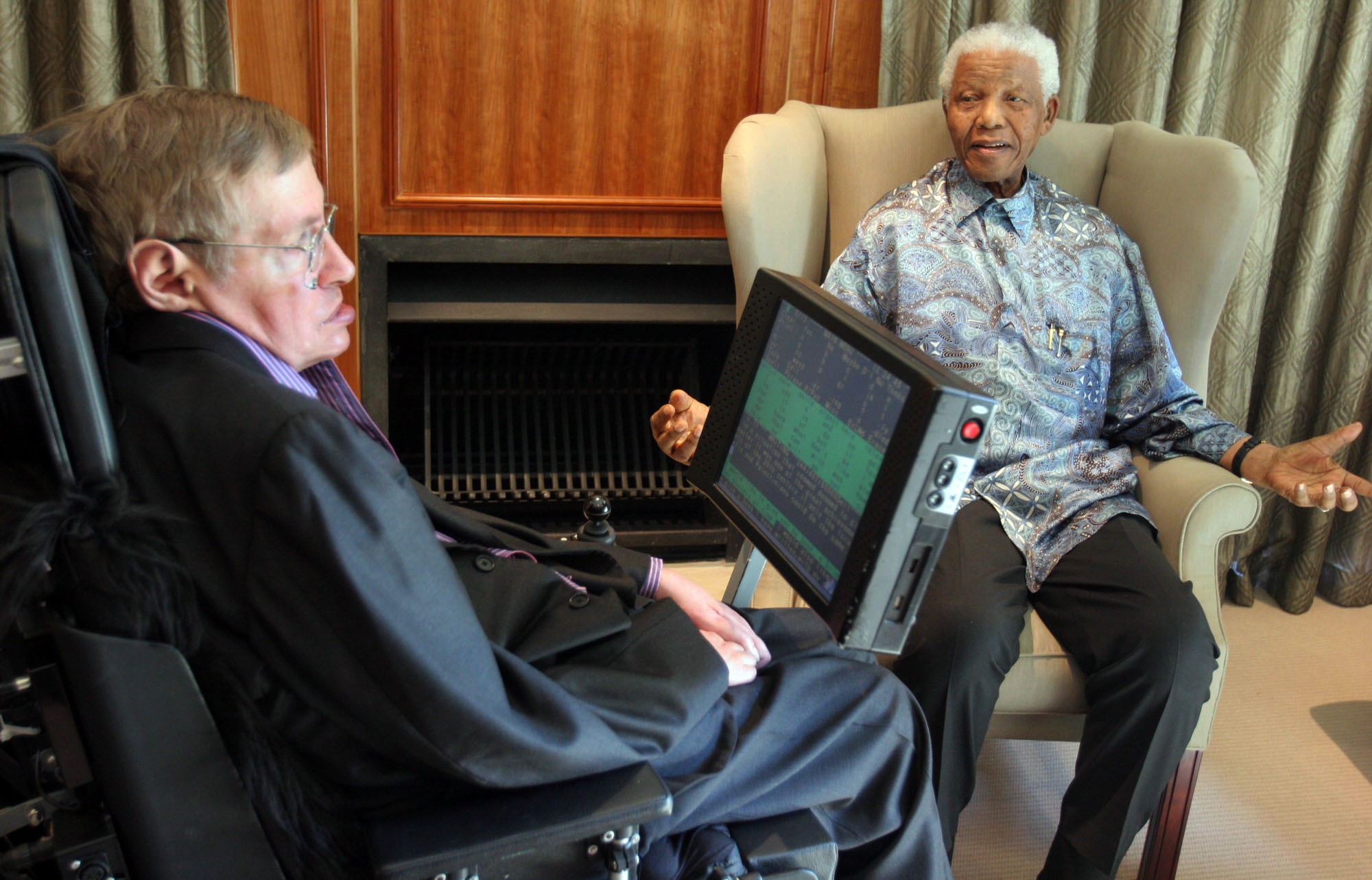 Nelson Mandela, a Dél-afrikai Köztársaság volt elnöke fogadja Stephen Hawkingot