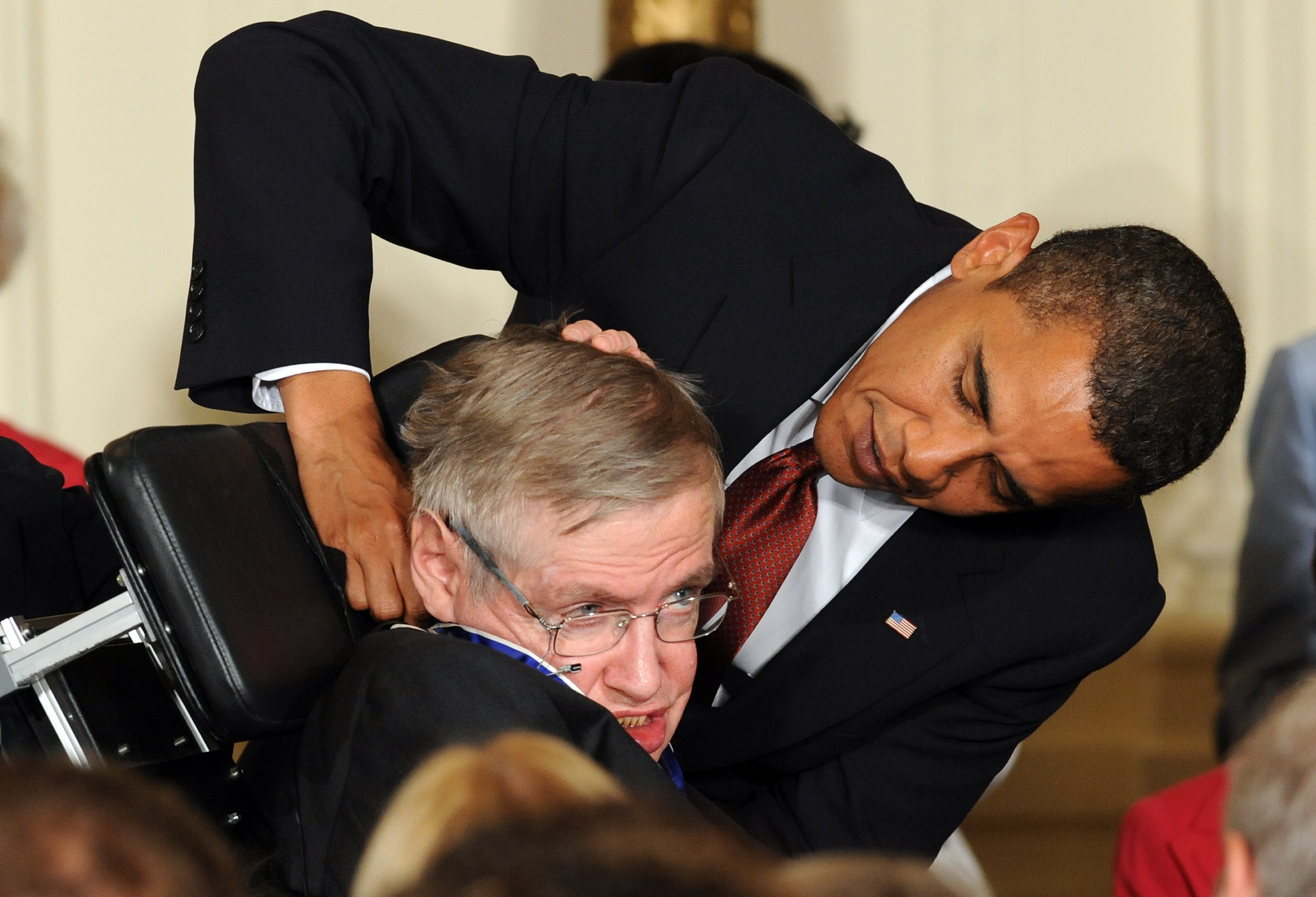Barack Obama, az USA akkori elnöke átadja Stephen Hawkingnak az Elnöki Szabadság-érdemrendet