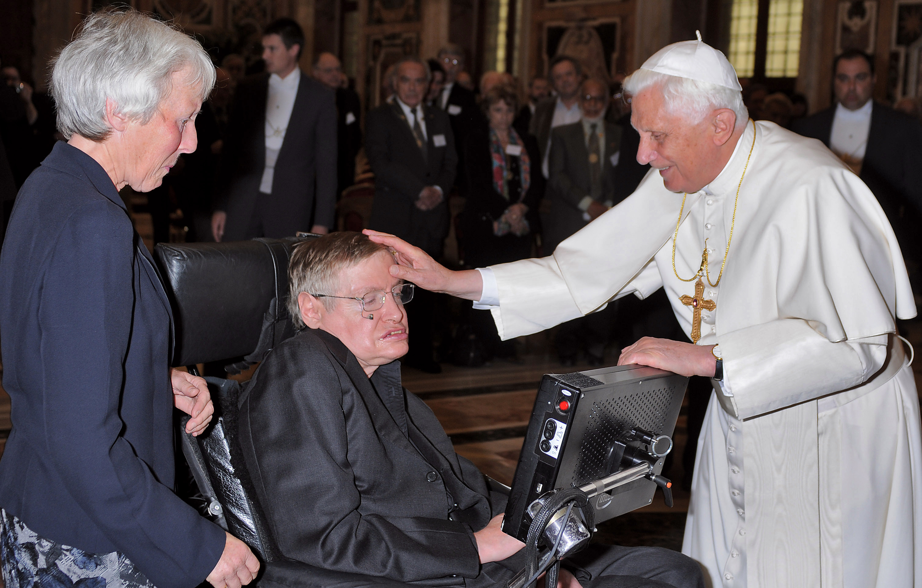 XVI. Benedek pápa audencián fogadja Stephen Hawkingot