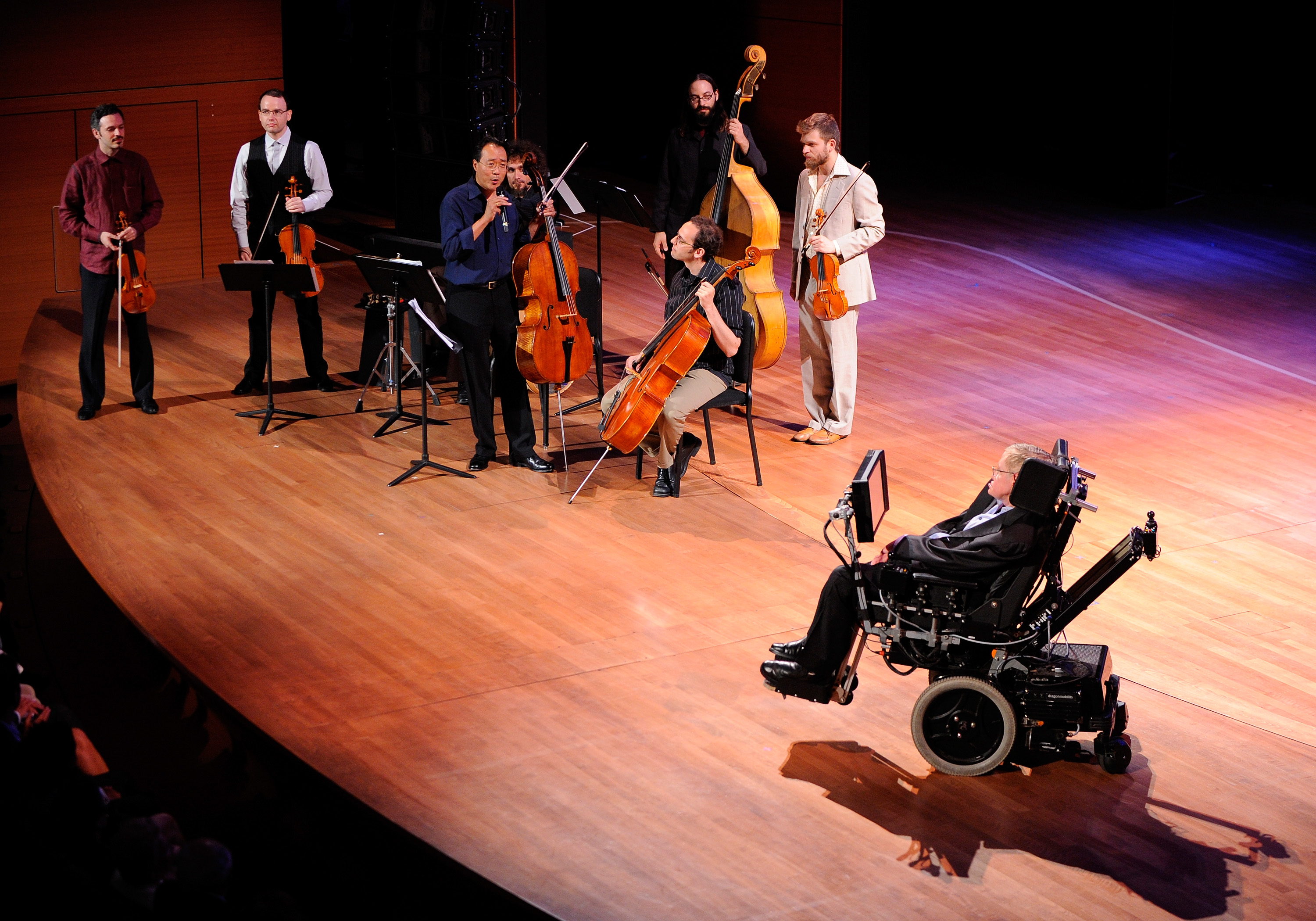 Yo-Yo Ma csellista és a Silk Road Ensemble zenél Stephen Hawkingnak a World Science Festival-on