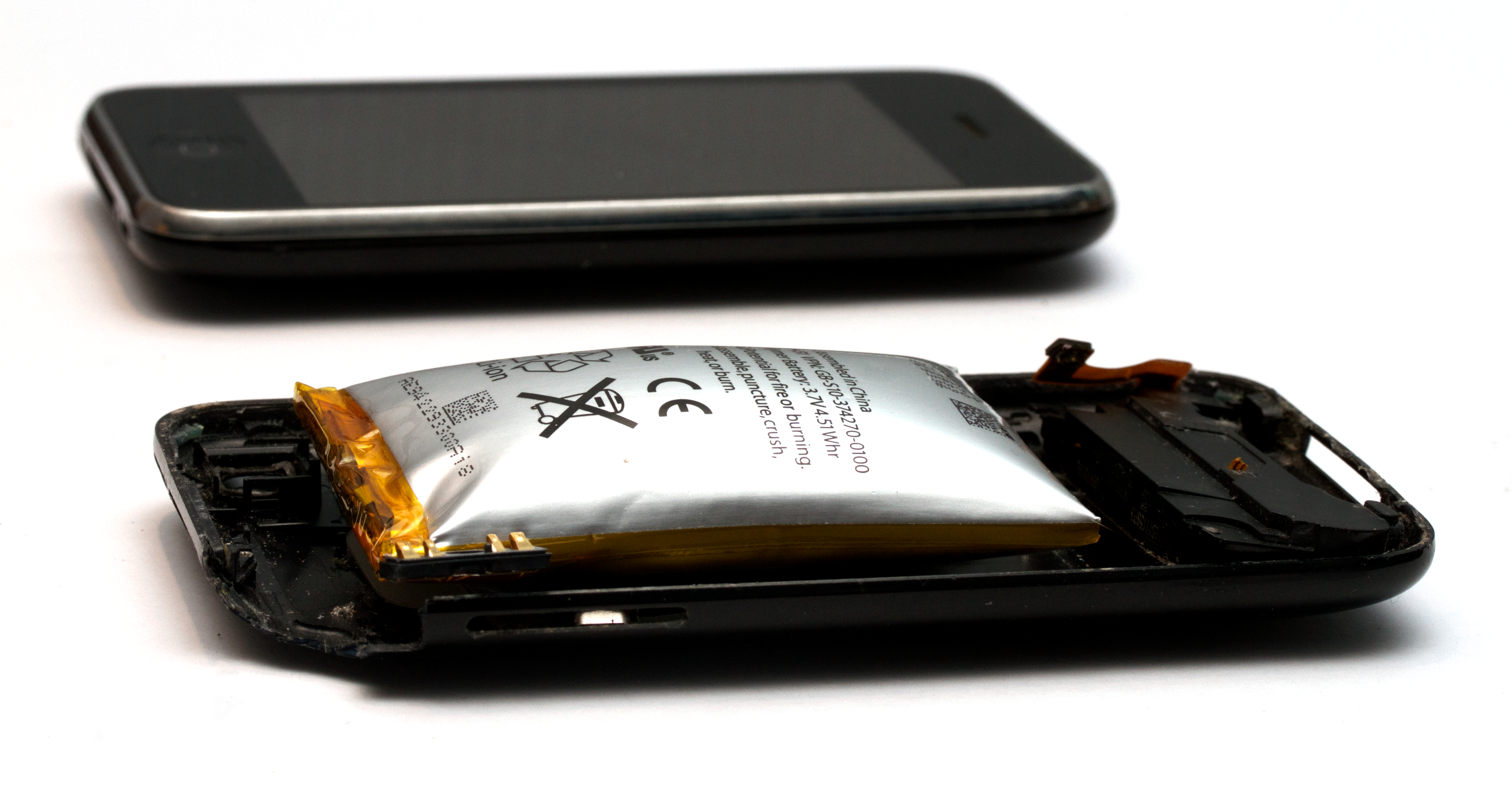 Az iPhone 3GS lítiumion-polimer akkumulátora, ami félúton van a lítiumion és a műanyag aksik között