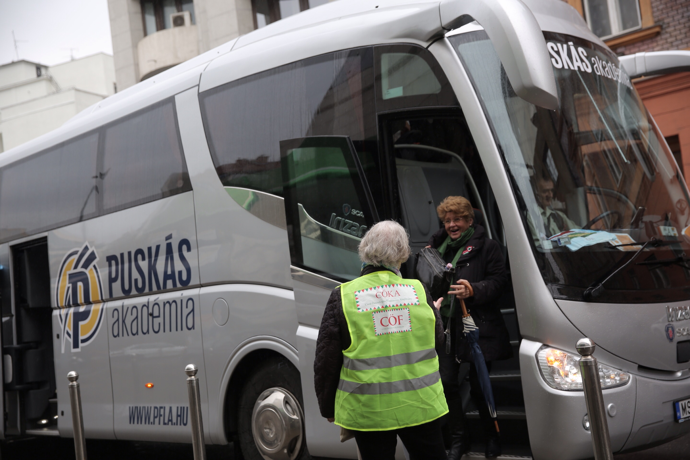 A Puskás Akadémia buszaival hozták fel a fideszeseket a Békemenetre