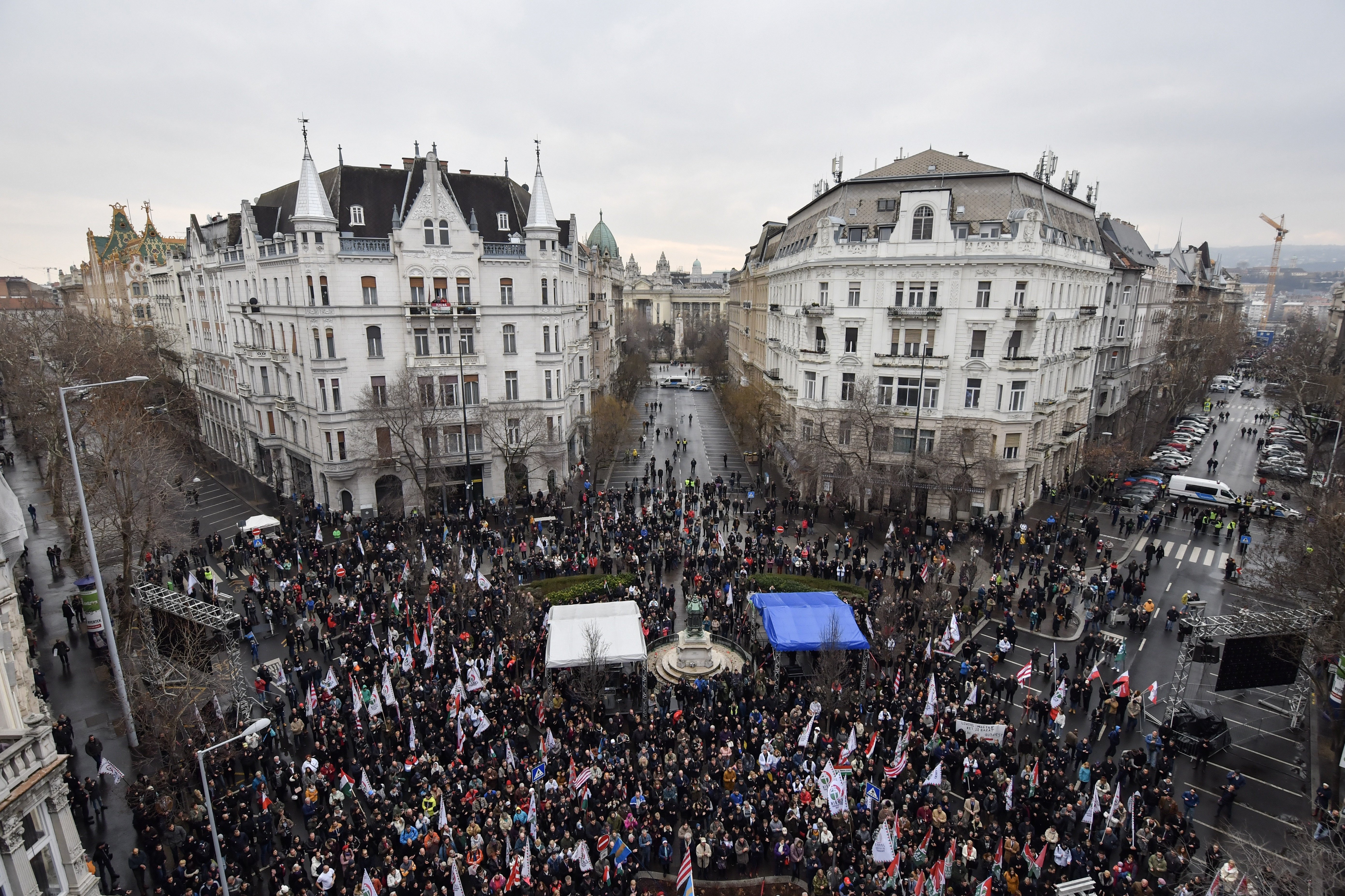 Mégsem teljesen lehetetleníti el a nemzeti ünnepeken a demonstrálást a Fidesz